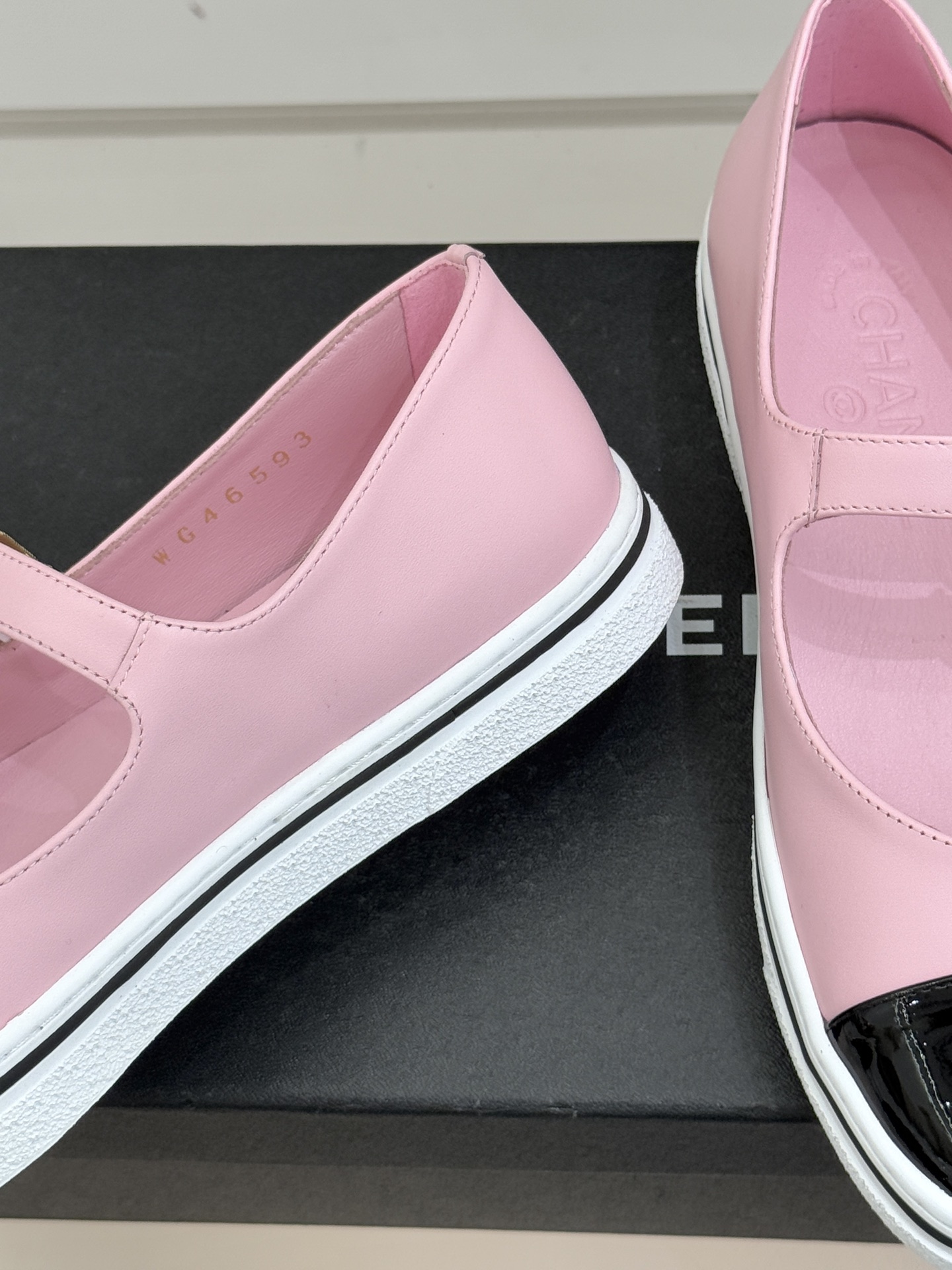 CHANE*｜小香26P新品双C拼色厚底玛丽珍鞋承袭26P系列「静奢复古」基因这双鞋以拼色美学重塑法式松