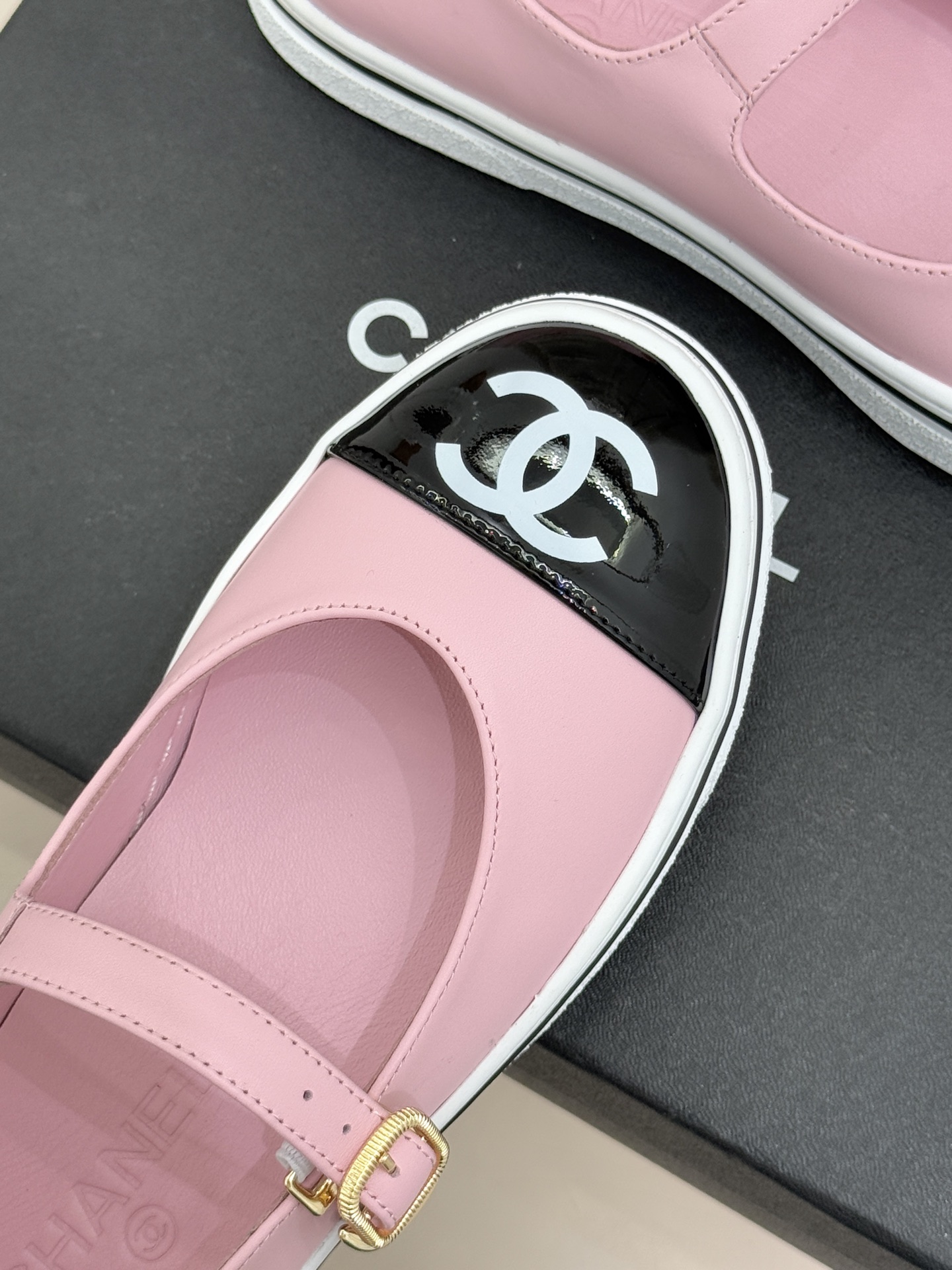 CHANE*｜小香26P新品双C拼色厚底玛丽珍鞋承袭26P系列「静奢复古」基因这双鞋以拼色美学重塑法式松