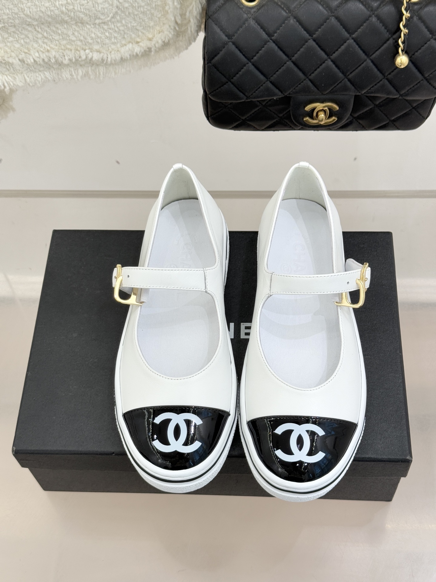 CHANE*｜小香26P新品双C拼色厚底玛丽珍鞋承袭26P系列「静奢复古」基因这双鞋以拼色美学重塑法式松