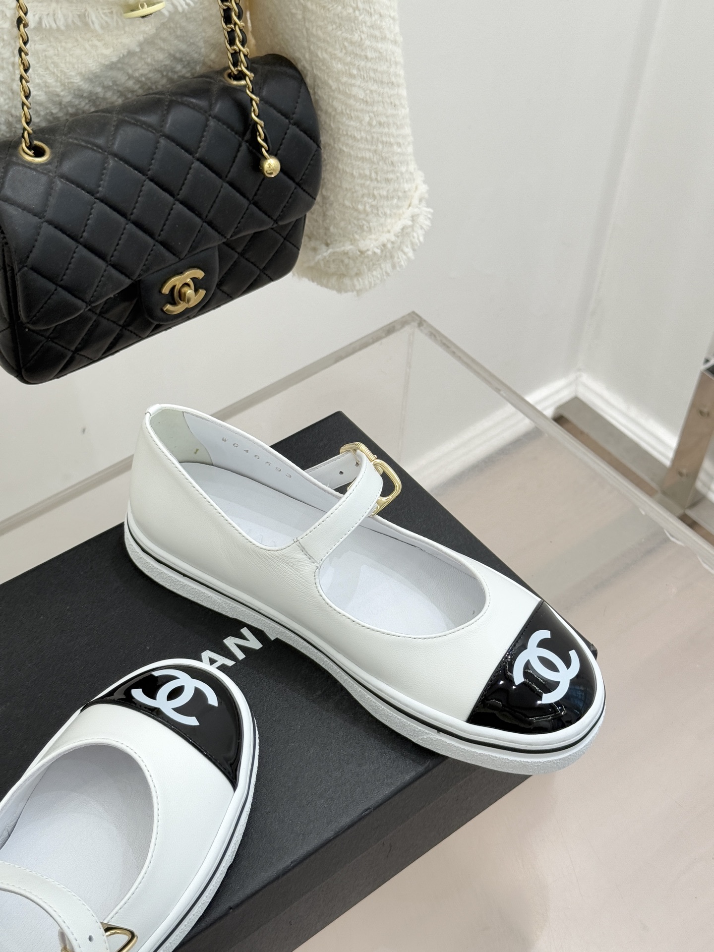 CHANE*｜小香26P新品双C拼色厚底玛丽珍鞋承袭26P系列「静奢复古」基因这双鞋以拼色美学重塑法式松