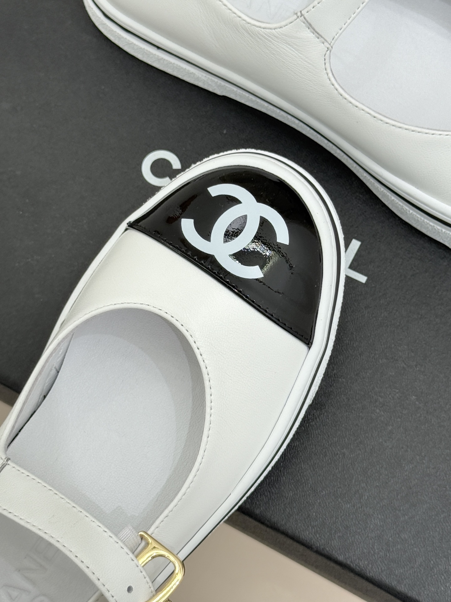 CHANE*｜小香26P新品双C拼色厚底玛丽珍鞋承袭26P系列「静奢复古」基因这双鞋以拼色美学重塑法式松