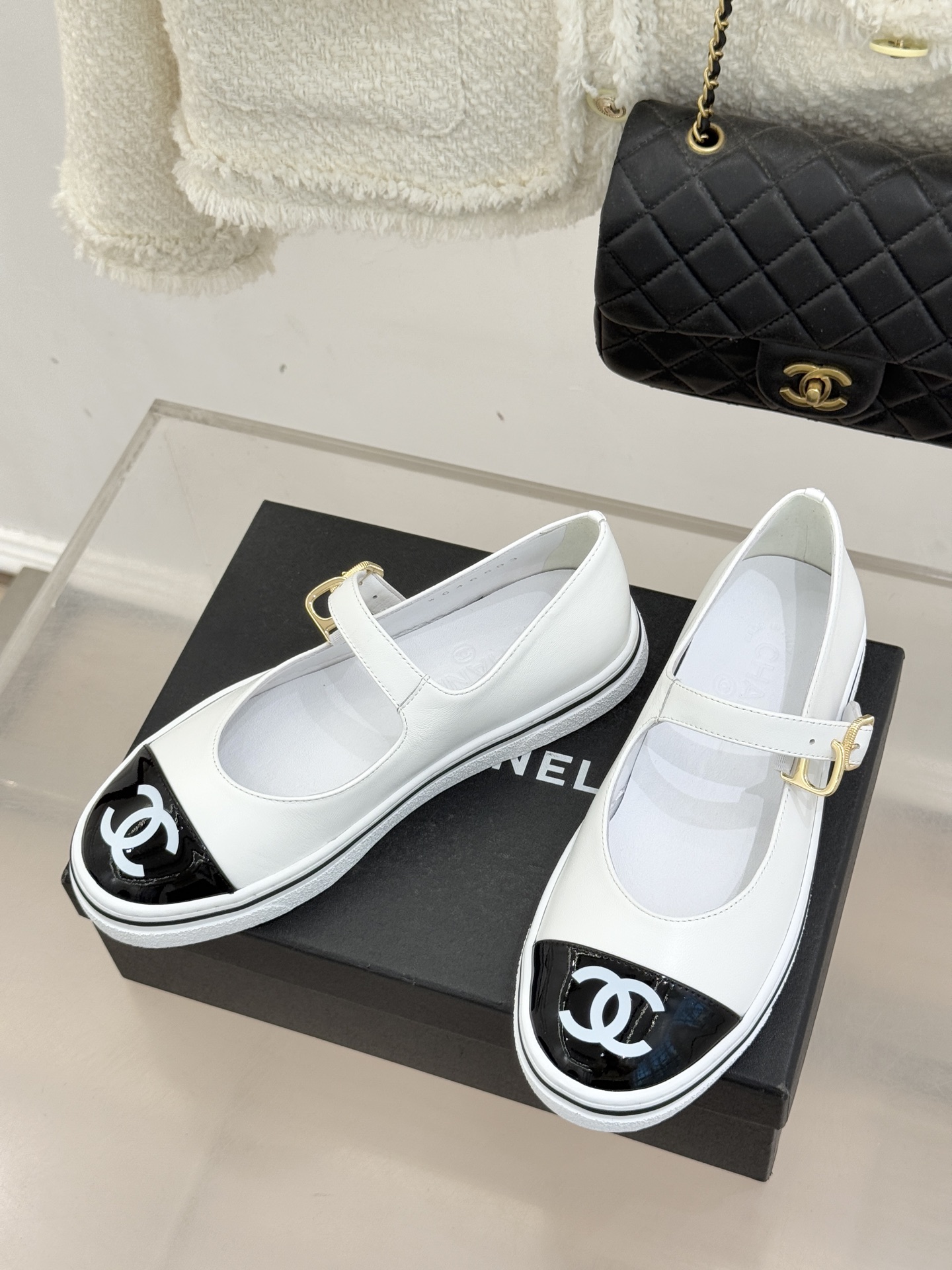 CHANE*｜小香26P新品双C拼色厚底玛丽珍鞋承袭26P系列「静奢复古」基因这双鞋以拼色美学重塑法式松