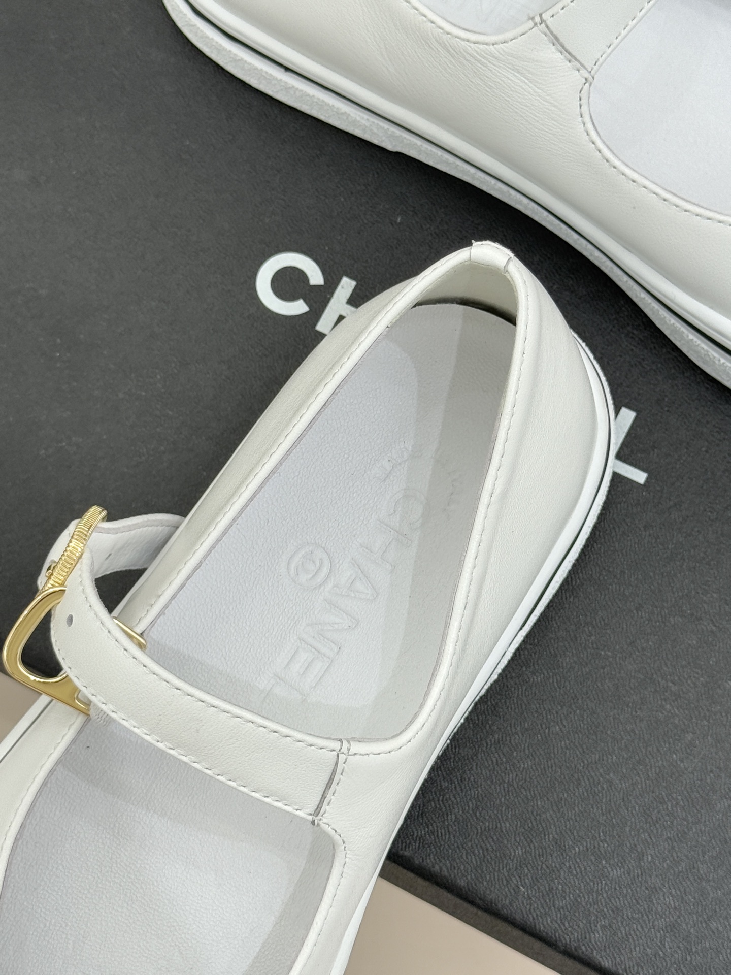 CHANE*｜小香26P新品双C拼色厚底玛丽珍鞋承袭26P系列「静奢复古」基因这双鞋以拼色美学重塑法式松