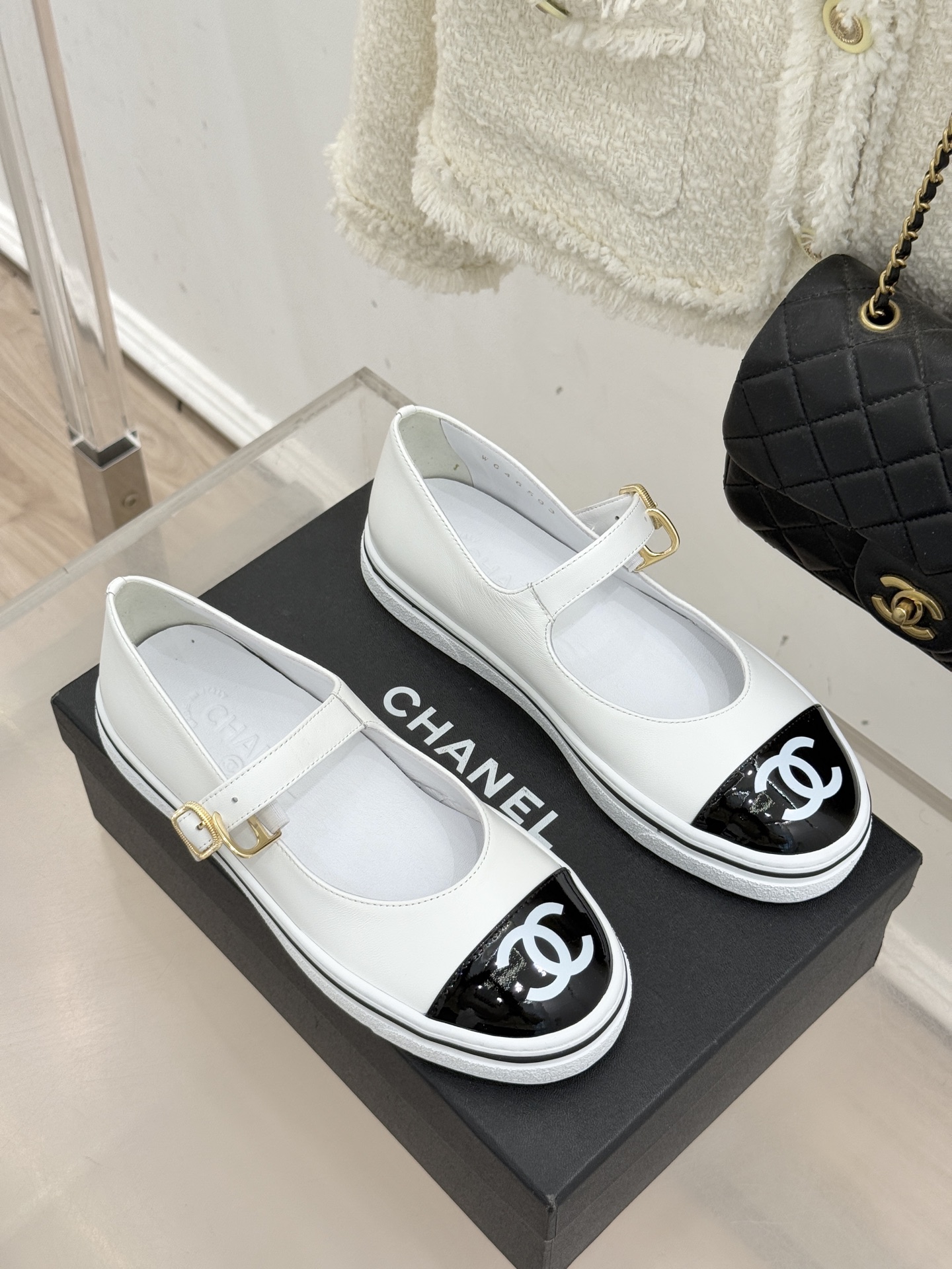 CHANE*｜小香26P新品双C拼色厚底玛丽珍鞋承袭26P系列「静奢复古」基因这双鞋以拼色美学重塑法式松