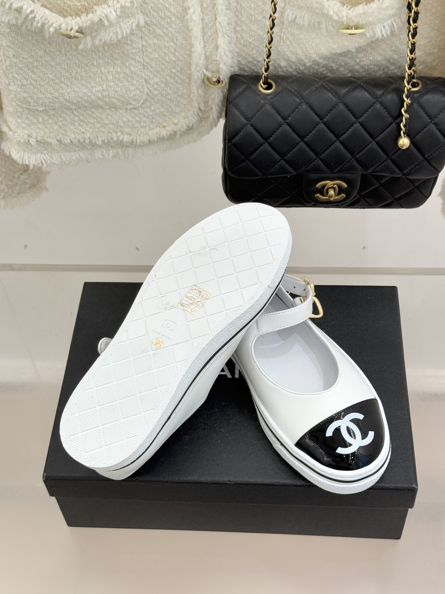 CHANE*｜小香26P新品双C拼色厚底玛丽珍鞋承袭26P系列「静奢复古」基因这双鞋以拼色美学重塑法式松