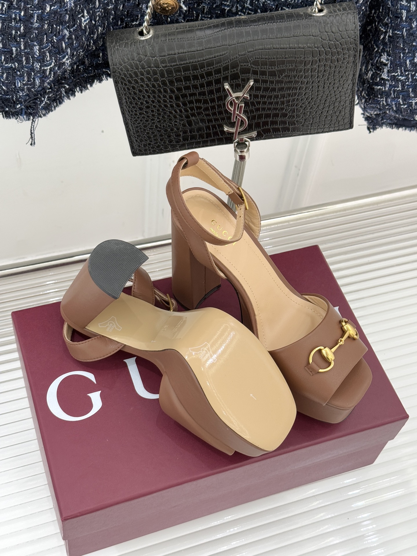 Gucci/古驰经典马衔扣防水台高跟凉鞋将经典马衔扣以闪耀的金色金属呈现双环与长条形的巧妙组合 精致又吸