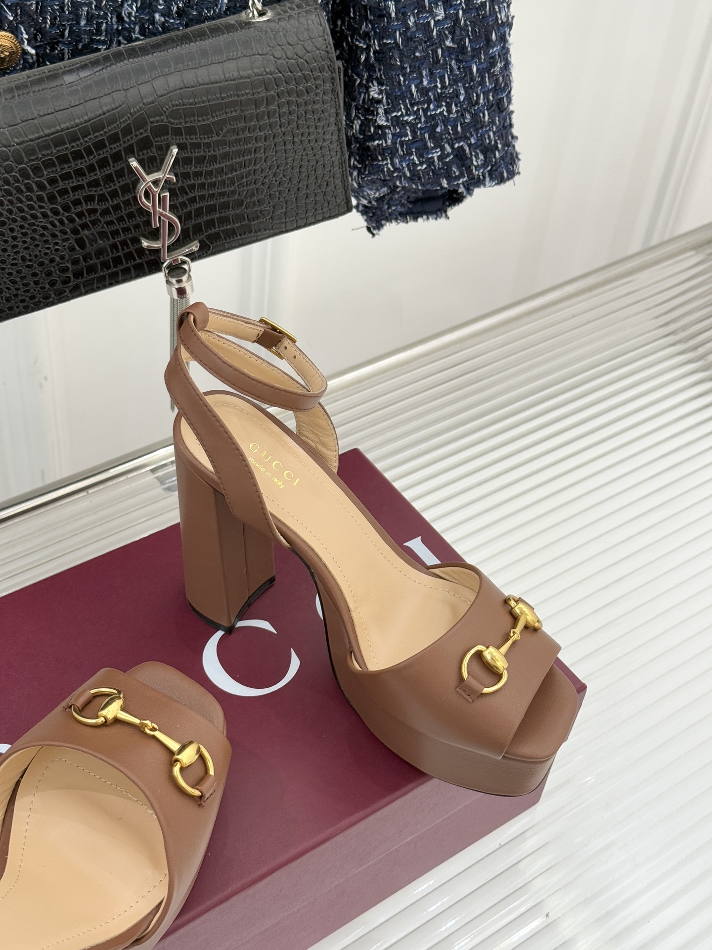 Gucci/古驰经典马衔扣防水台高跟凉鞋将经典马衔扣以闪耀的金色金属呈现双环与长条形的巧妙组合 精致又吸