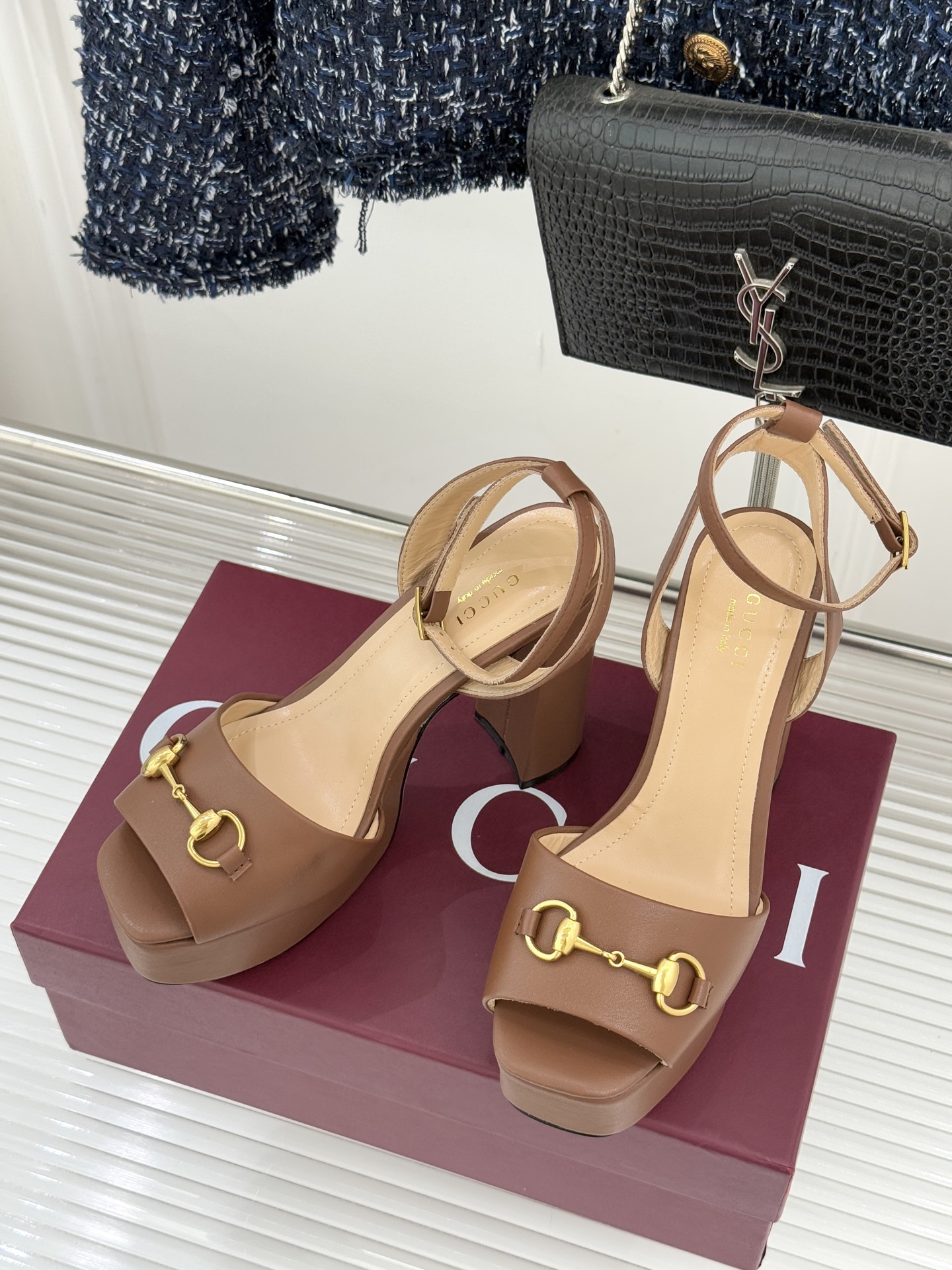 Gucci/古驰经典马衔扣防水台高跟凉鞋将经典马衔扣以闪耀的金色金属呈现双环与长条形的巧妙组合 精致又吸