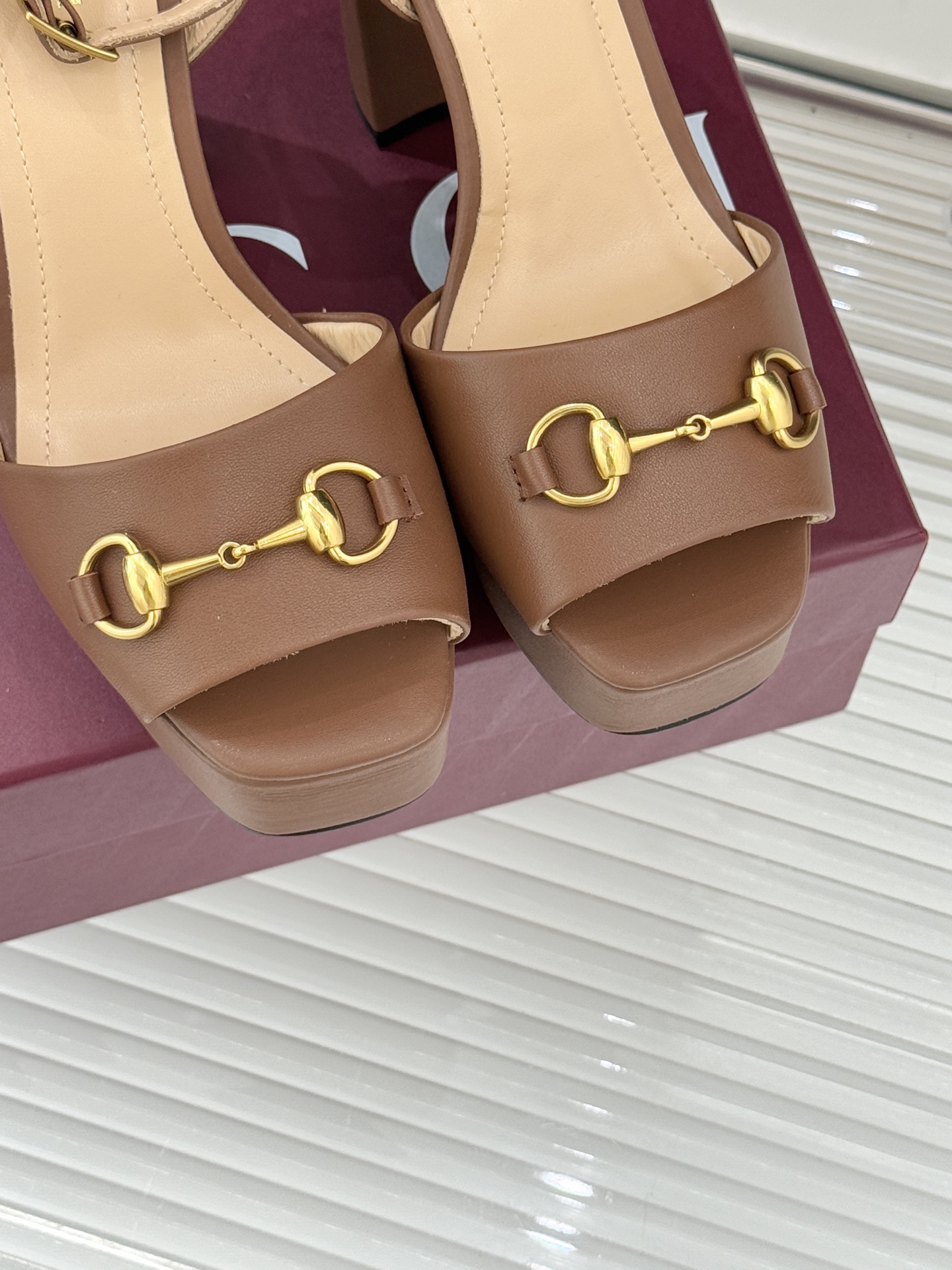 Gucci/古驰经典马衔扣防水台高跟凉鞋将经典马衔扣以闪耀的金色金属呈现双环与长条形的巧妙组合 精致又吸