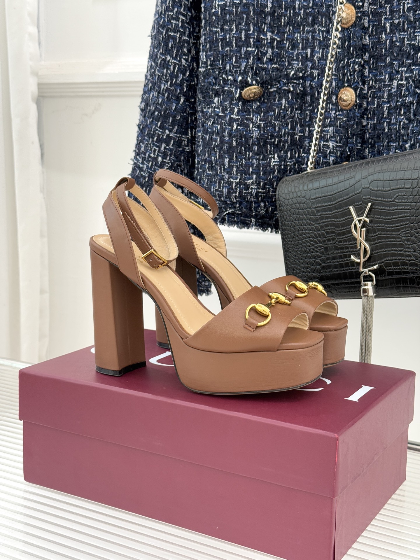 Gucci/古驰经典马衔扣防水台高跟凉鞋将经典马衔扣以闪耀的金色金属呈现双环与长条形的巧妙组合 精致又吸