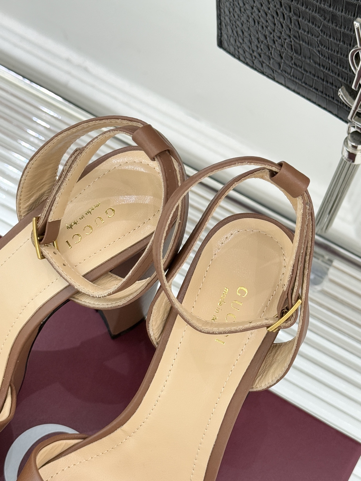 Gucci/古驰经典马衔扣防水台高跟凉鞋将经典马衔扣以闪耀的金色金属呈现双环与长条形的巧妙组合 精致又吸