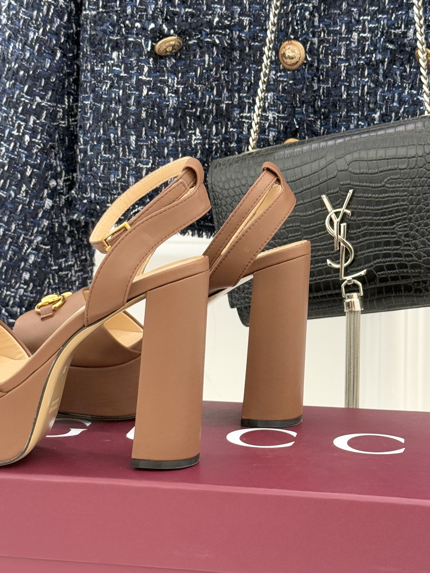 Gucci/古驰经典马衔扣防水台高跟凉鞋将经典马衔扣以闪耀的金色金属呈现双环与长条形的巧妙组合 精致又吸