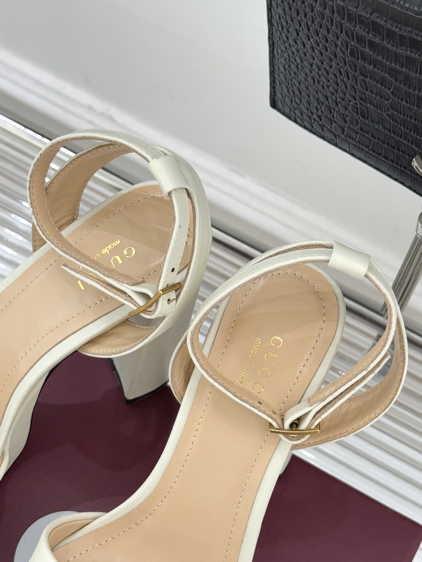 Gucci/古驰经典马衔扣防水台高跟凉鞋将经典马衔扣以闪耀的金色金属呈现双环与长条形的巧妙组合 精致又吸