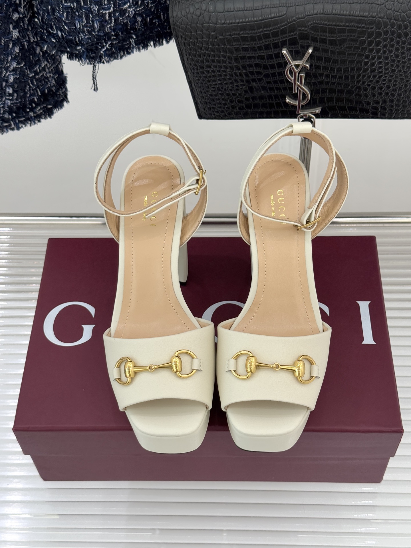 Gucci/古驰经典马衔扣防水台高跟凉鞋将经典马衔扣以闪耀的金色金属呈现双环与长条形的巧妙组合 精致又吸