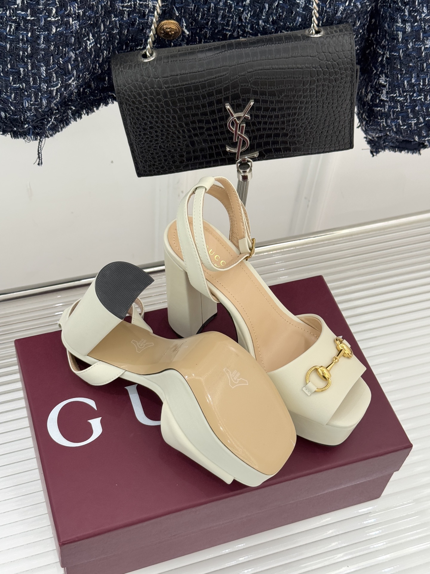 Gucci/古驰经典马衔扣防水台高跟凉鞋将经典马衔扣以闪耀的金色金属呈现双环与长条形的巧妙组合 精致又吸