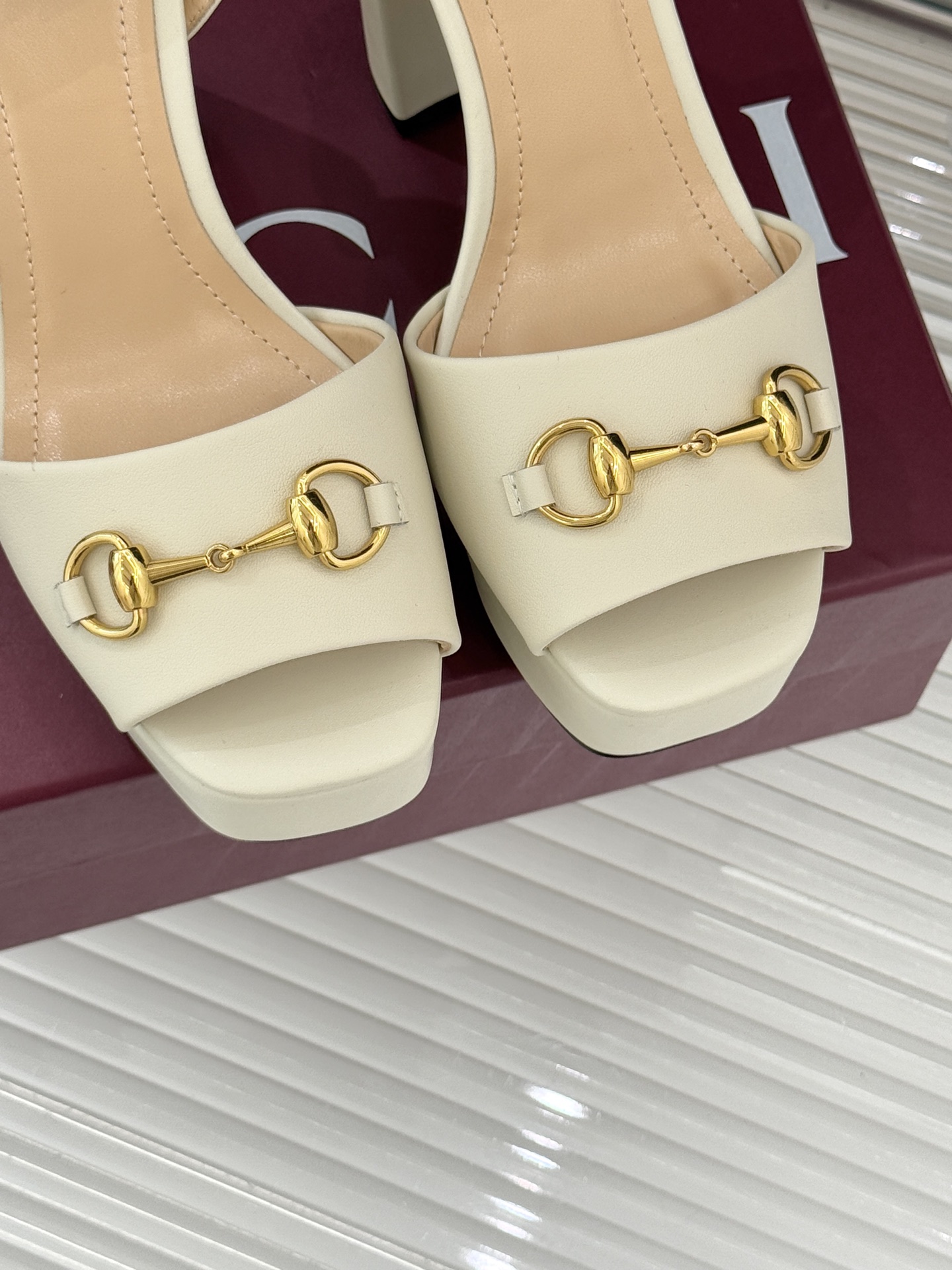 Gucci/古驰经典马衔扣防水台高跟凉鞋将经典马衔扣以闪耀的金色金属呈现双环与长条形的巧妙组合 精致又吸