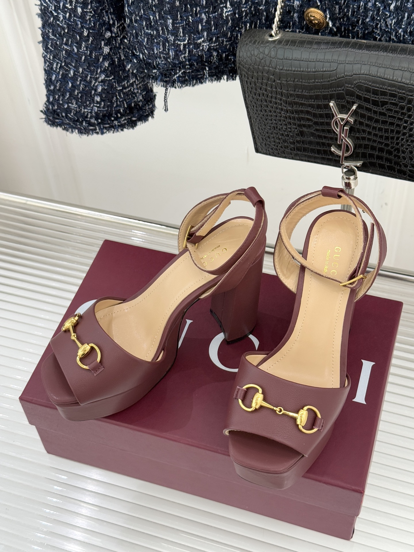 Gucci/古驰经典马衔扣防水台高跟凉鞋将经典马衔扣以闪耀的金色金属呈现双环与长条形的巧妙组合 精致又吸