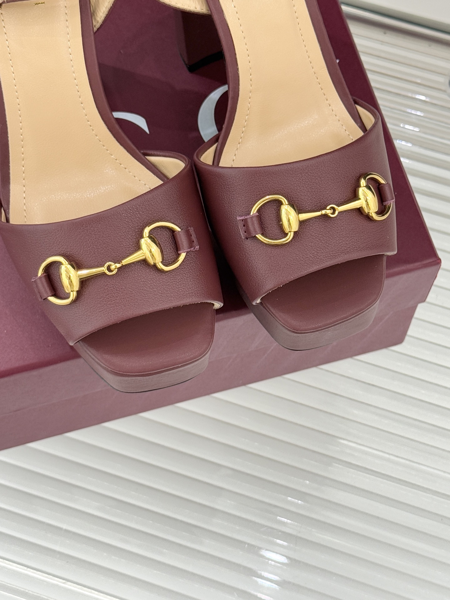 Gucci/古驰经典马衔扣防水台高跟凉鞋将经典马衔扣以闪耀的金色金属呈现双环与长条形的巧妙组合 精致又吸