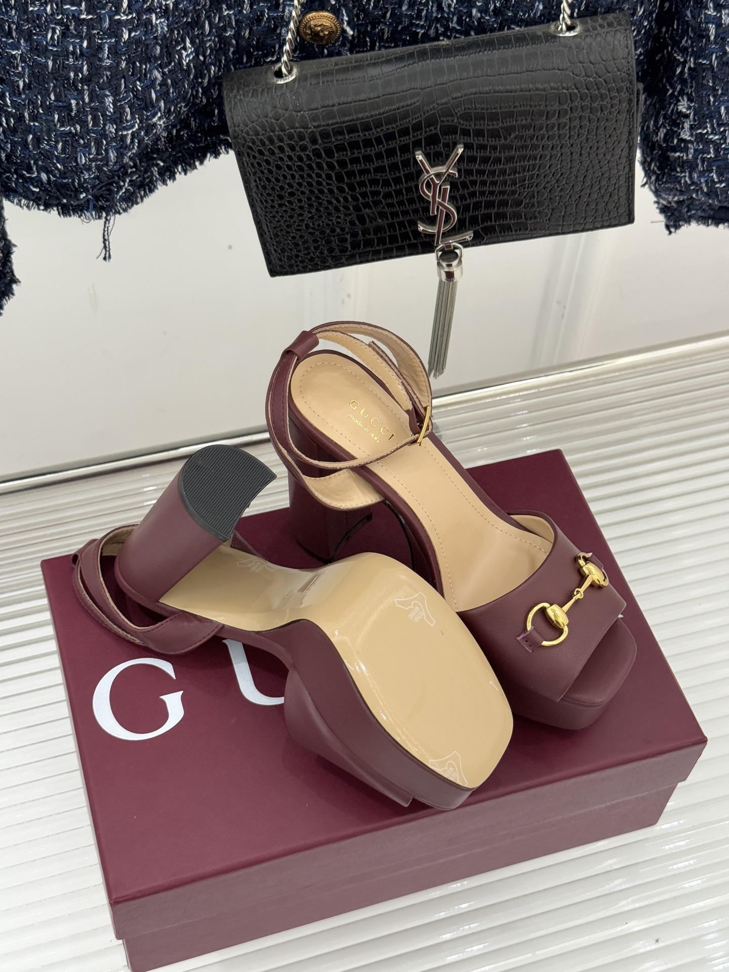 Gucci/古驰经典马衔扣防水台高跟凉鞋将经典马衔扣以闪耀的金色金属呈现双环与长条形的巧妙组合 精致又吸