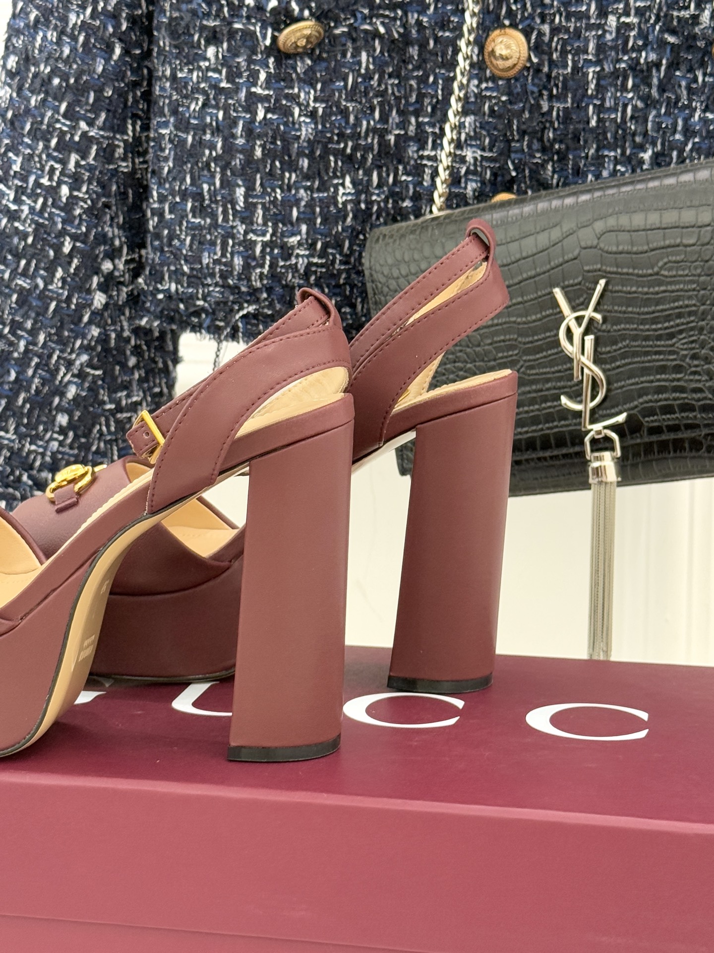 Gucci/古驰经典马衔扣防水台高跟凉鞋将经典马衔扣以闪耀的金色金属呈现双环与长条形的巧妙组合 精致又吸