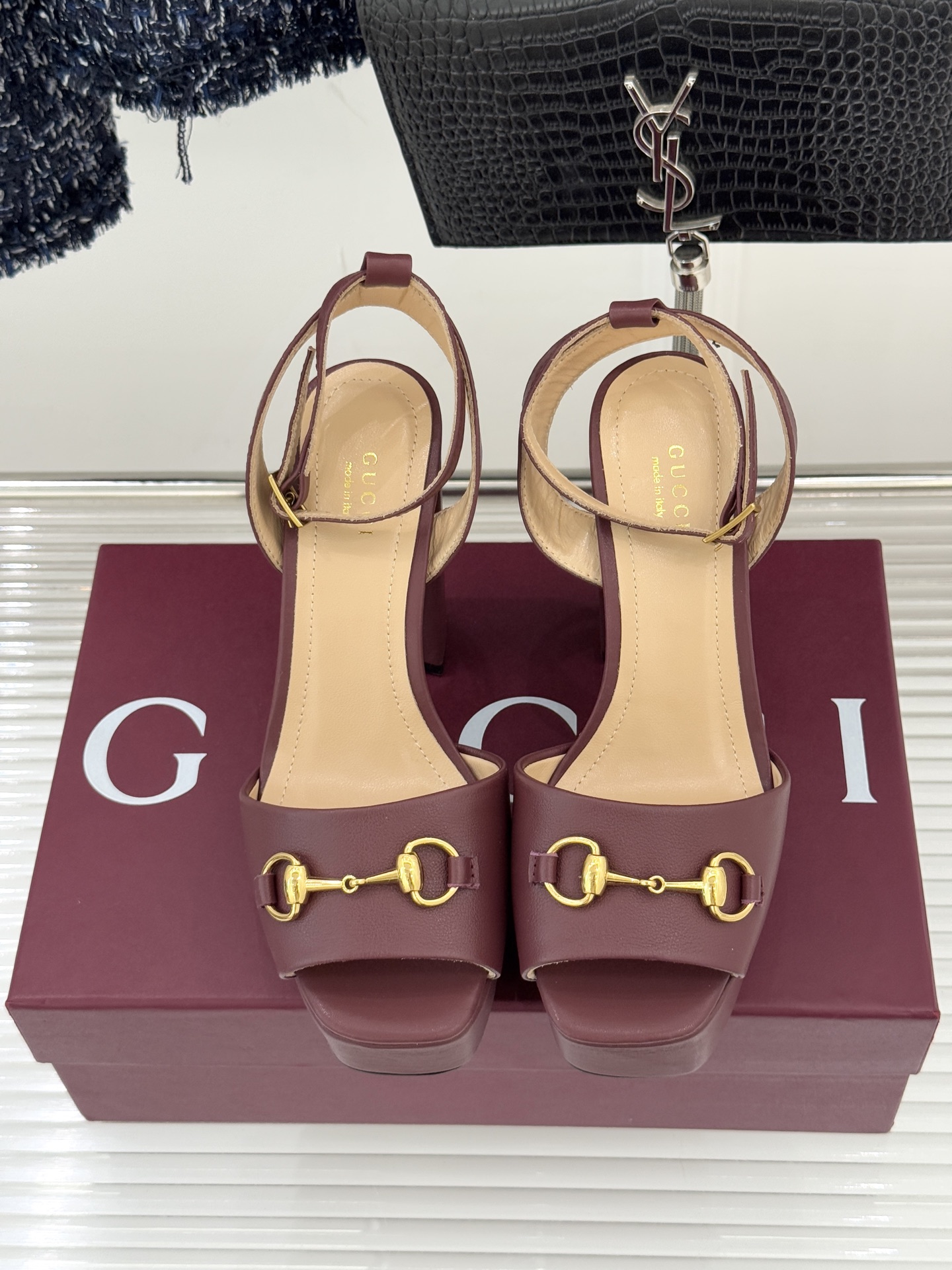 Gucci/古驰经典马衔扣防水台高跟凉鞋将经典马衔扣以闪耀的金色金属呈现双环与长条形的巧妙组合 精致又吸