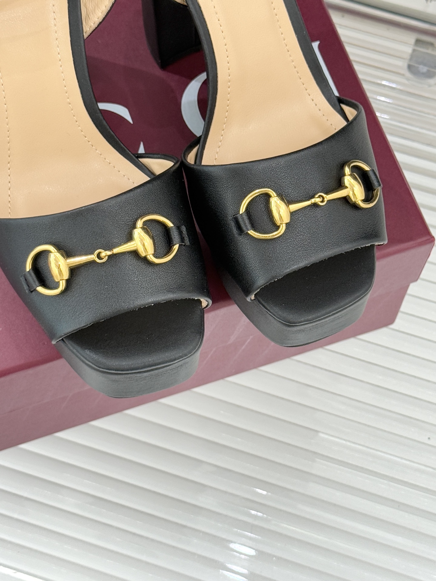 Gucci/古驰经典马衔扣防水台高跟凉鞋将经典马衔扣以闪耀的金色金属呈现双环与长条形的巧妙组合 精致又吸