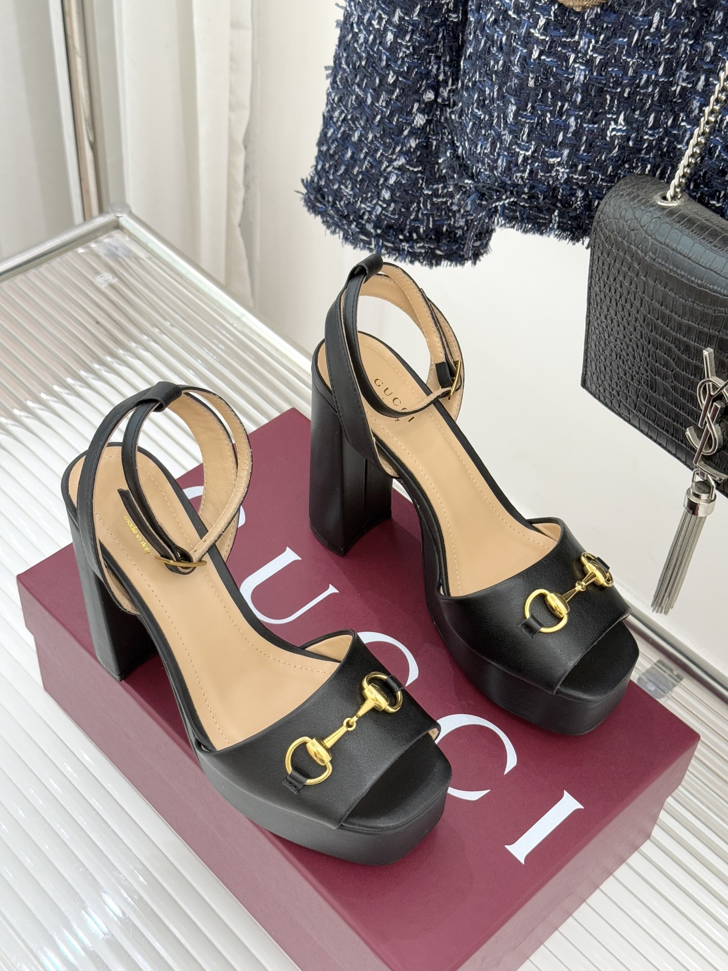 Gucci/古驰经典马衔扣防水台高跟凉鞋将经典马衔扣以闪耀的金色金属呈现双环与长条形的巧妙组合 精致又吸