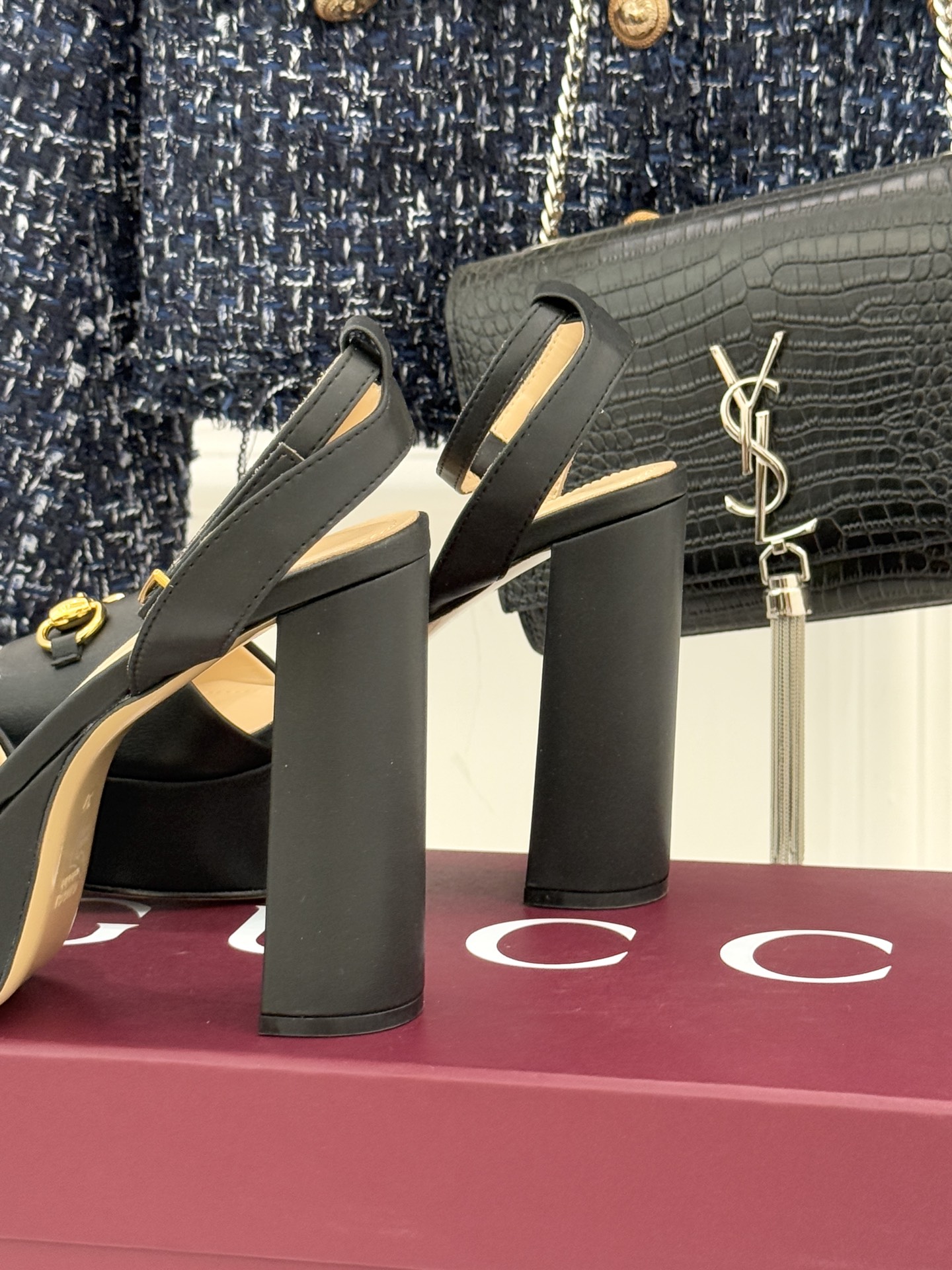 Gucci/古驰经典马衔扣防水台高跟凉鞋将经典马衔扣以闪耀的金色金属呈现双环与长条形的巧妙组合 精致又吸