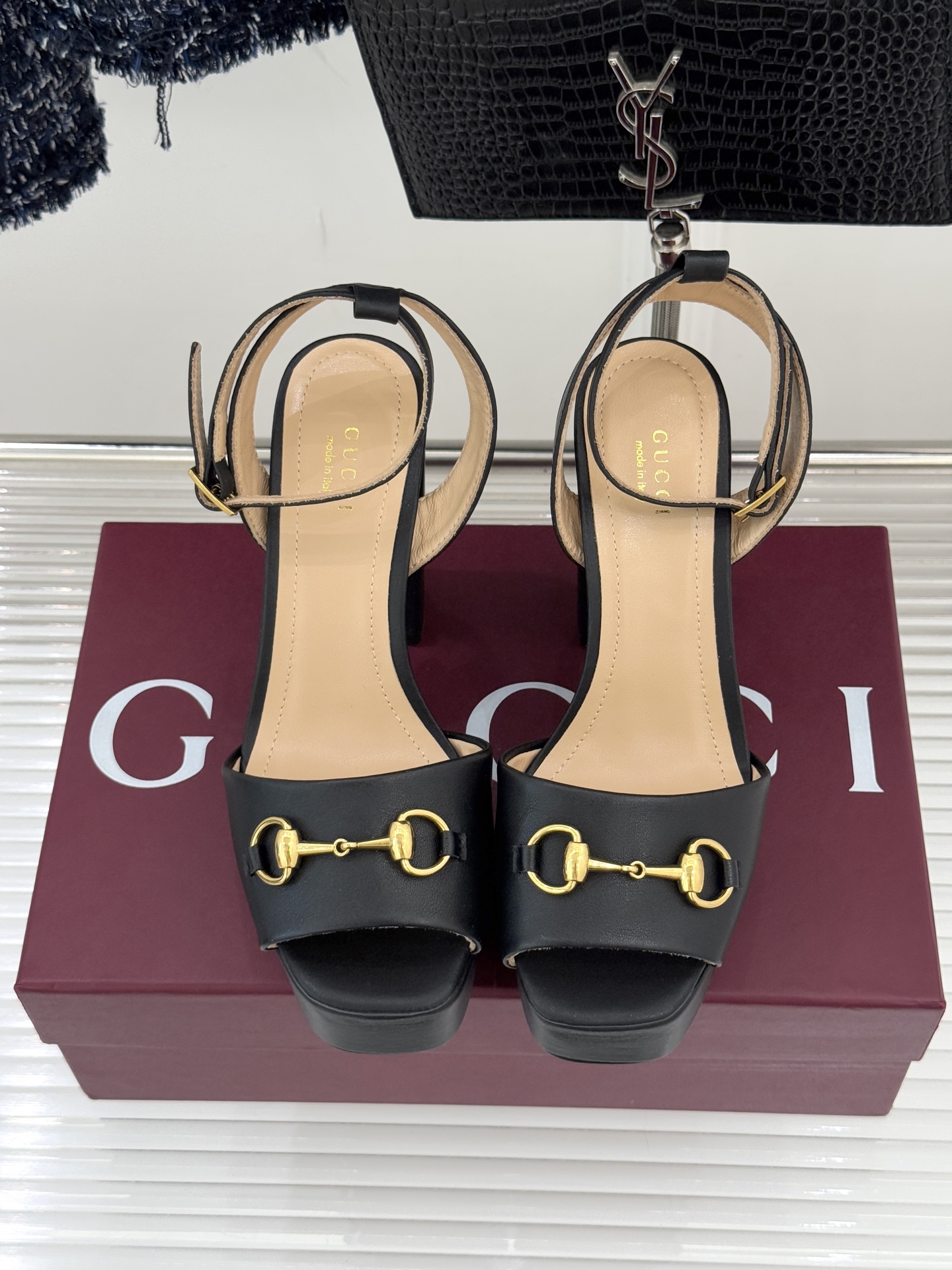 Gucci/古驰经典马衔扣防水台高跟凉鞋将经典马衔扣以闪耀的金色金属呈现双环与长条形的巧妙组合 精致又吸