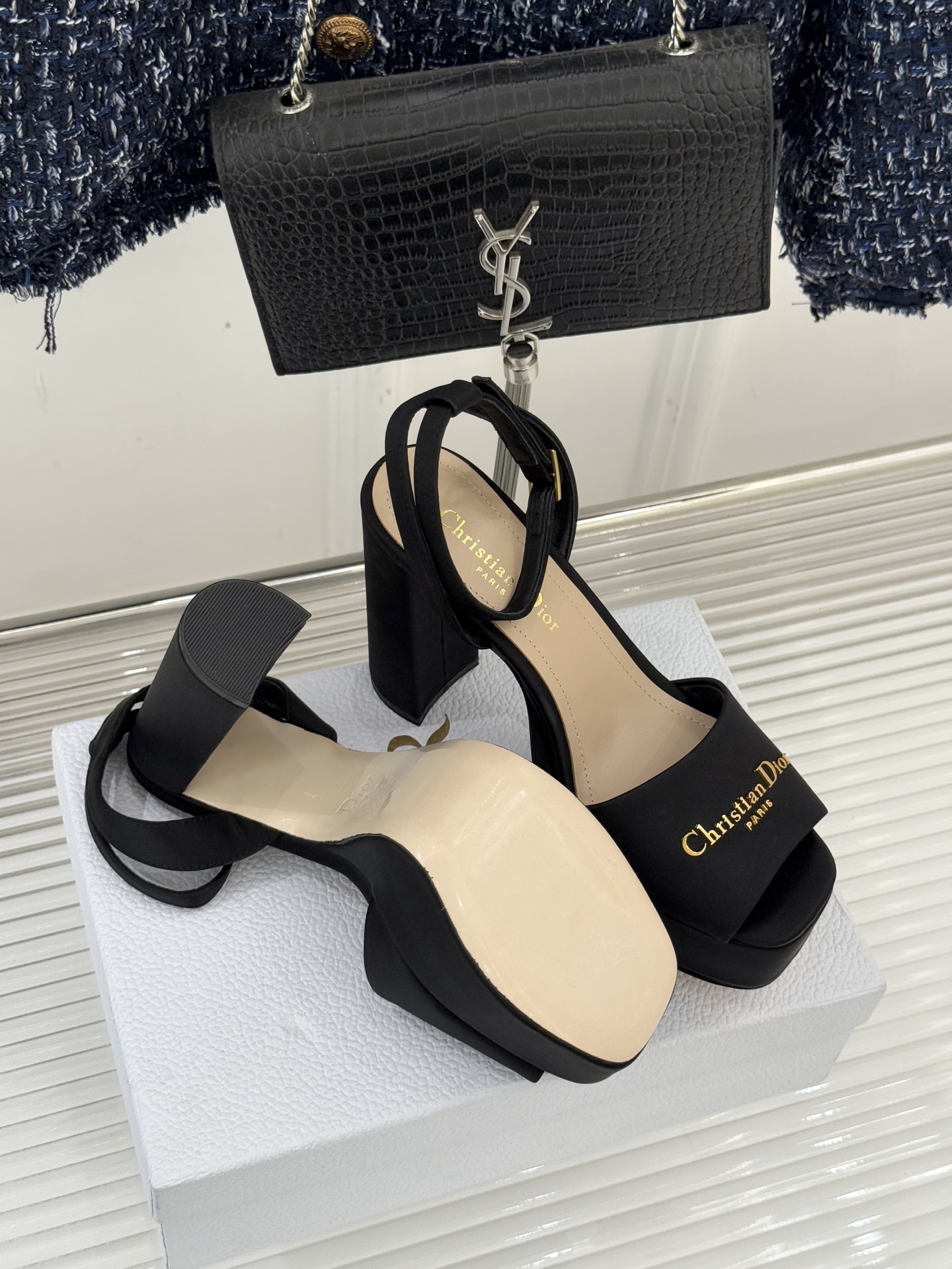 Dior26WF新品金属字母防水台高跟凉鞋D家工坊匠心演绎奢雅新章这款凉鞋堪称场合穿搭点睛之笔。甄选光泽