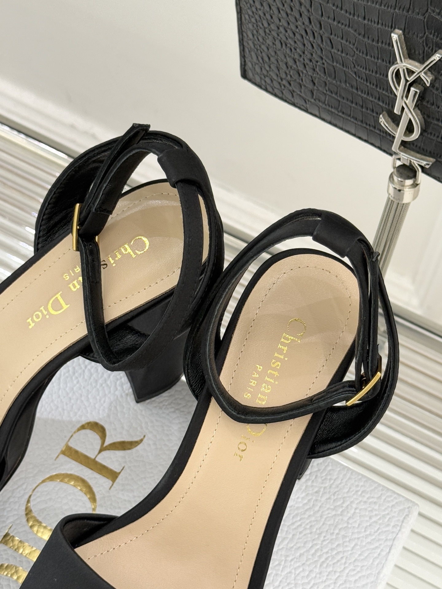 Dior26WF新品金属字母防水台高跟凉鞋D家工坊匠心演绎奢雅新章这款凉鞋堪称场合穿搭点睛之笔。甄选光泽