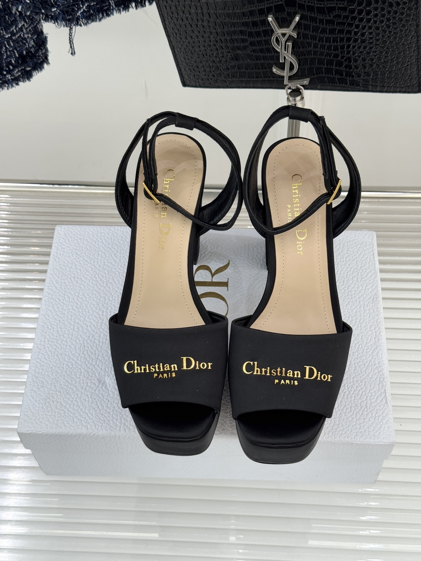 Dior26WF新品金属字母防水台高跟凉鞋D家工坊匠心演绎奢雅新章这款凉鞋堪称场合穿搭点睛之笔。甄选光泽