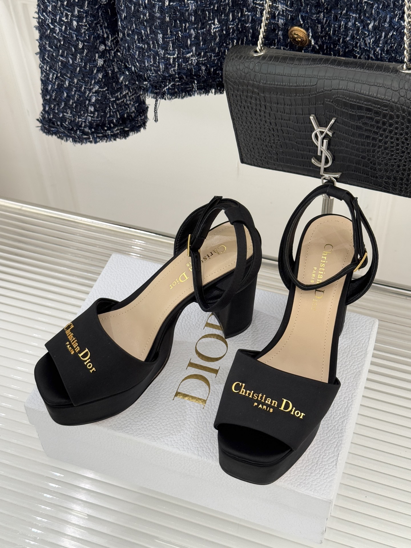 Dior26WF新品金属字母防水台高跟凉鞋D家工坊匠心演绎奢雅新章这款凉鞋堪称场合穿搭点睛之笔。甄选光泽