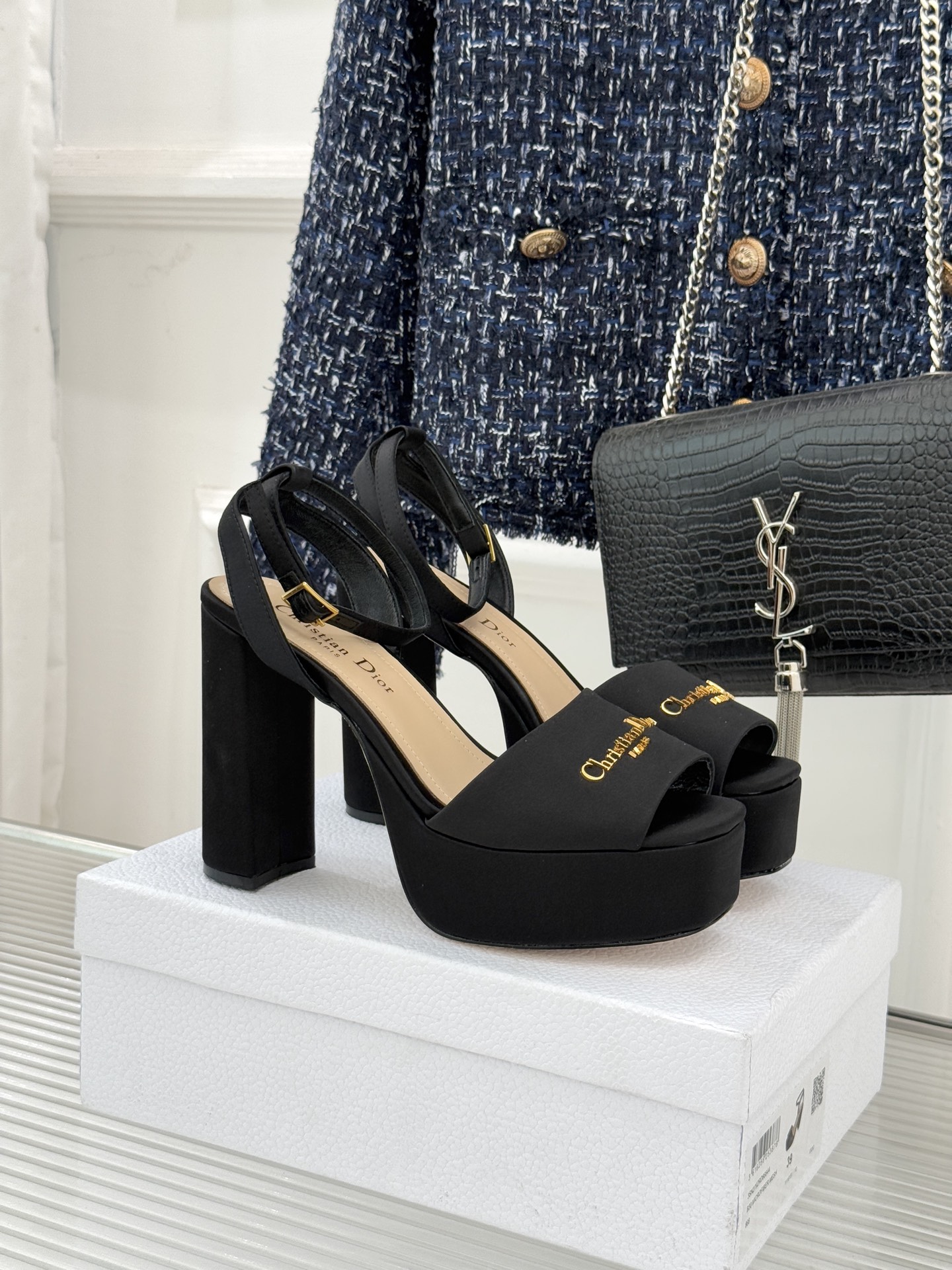 NO:721555,Dior26WF new metal letter waterproof platform high-heeled sandals D's workshop ingenuity interprets a new chapter of luxury and elegance. This sandal is the finishing touch for occasion wear. The upper is made of glossy silk satin. The delicate texture reflects the soft halo like pearls and forms a luxurious echo with the gold metal letter plaque. The waterproof platform design integrates ergonomics. The 8cm thick high heel is paired with a 4cm waterproof platform design to elongate the golden ratio and ensure a steady step. Whether it is paired with a floor-length long skirt for a dinner  Whether it is paired with a suit skirt to interpret workplace elegance, both can use the avant-garde design of metallic luster and waterproof platforms. Every detail shows the high-end customization texture, becoming a must-have item that defines elegance. The fabric is made of original custom silk, and the lining is sheepskin. The Italian imported leather outsole size 35-39 (customized 40/41) No. 97420260122, high-heeled sandals, dior, dior, sandals, high  heels,skirts,business suit,sheepskin,real silk,gold,Leather soles19860909Dior26WF新品金属字母防水台 高跟凉鞋 D家工坊匠心演绎奢雅新章 这款凉鞋堪称场合穿搭点睛之笔. 甄选光泽真丝缎面打造鞋面 细腻肌理折射珍珠般柔润光晕 与金色金属字母饰牌形成奢华呼应 防水台设计融合人体工学 8cm粗高跟搭配4cm防水台设计 既拉长黄金比例又保障稳健步履. 无论是搭配曳地长裙赴晚宴 还是衬以西装套裙诠释职场优雅 都能以金属光泽与防水台的前卫设计 每一处细节都彰显高级定制质感 成为定义优雅气场的必备单品. 面料采用原版定制真丝 内里踮脚均为羊皮 意大利进口真皮大底 size35-39（40/41定制） 编号97420260122,高跟鞋凉鞋,dior,dior,sandals,high heels,skirts,business suit,sheepskin,real silk,gold,Leather soles,Women's Shoes