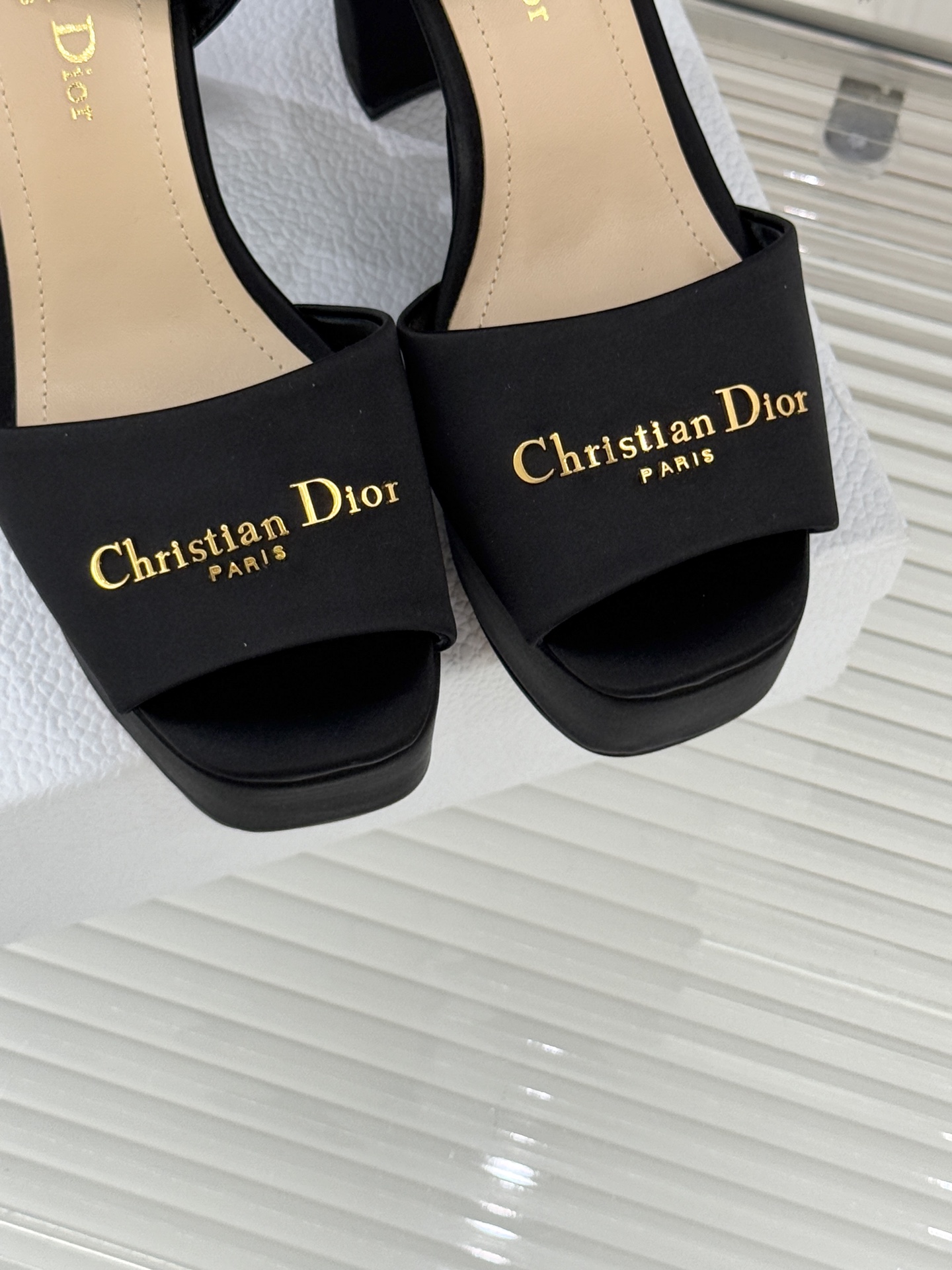 Dior26WF新品金属字母防水台高跟凉鞋D家工坊匠心演绎奢雅新章这款凉鞋堪称场合穿搭点睛之笔。甄选光泽