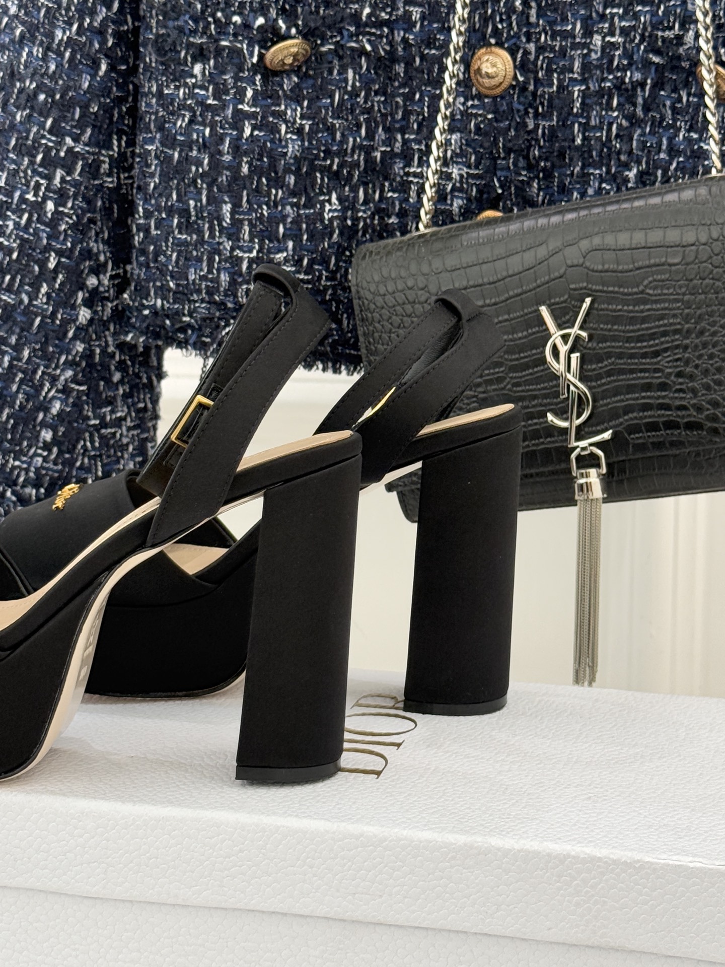 Dior26WF新品金属字母防水台高跟凉鞋D家工坊匠心演绎奢雅新章这款凉鞋堪称场合穿搭点睛之笔。甄选光泽