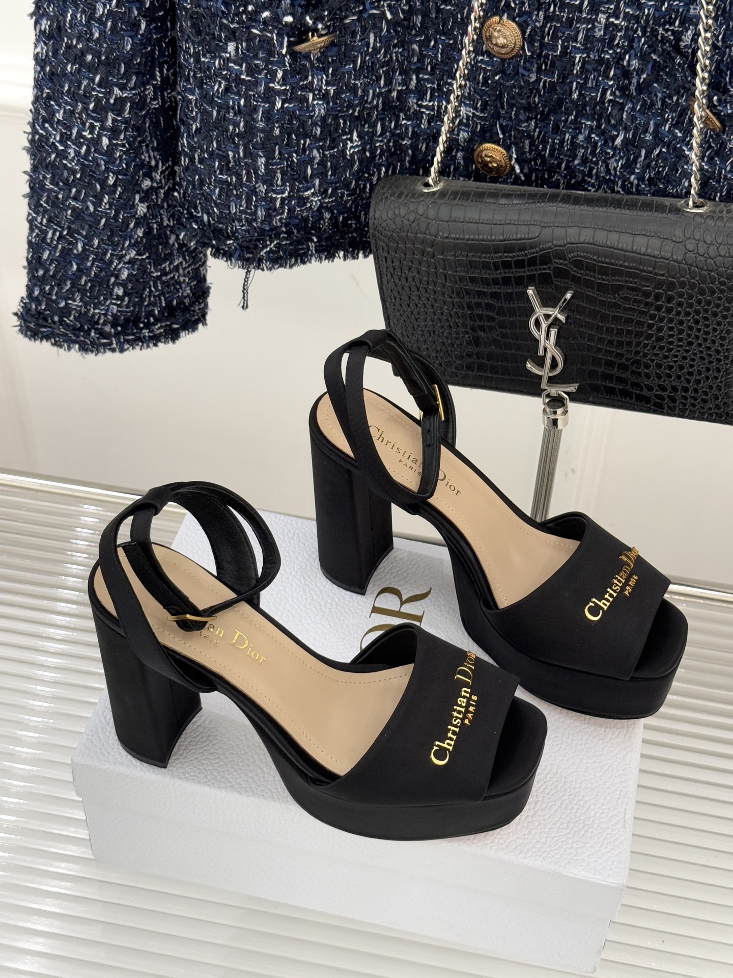 Dior26WF新品金属字母防水台高跟凉鞋D家工坊匠心演绎奢雅新章这款凉鞋堪称场合穿搭点睛之笔。甄选光泽