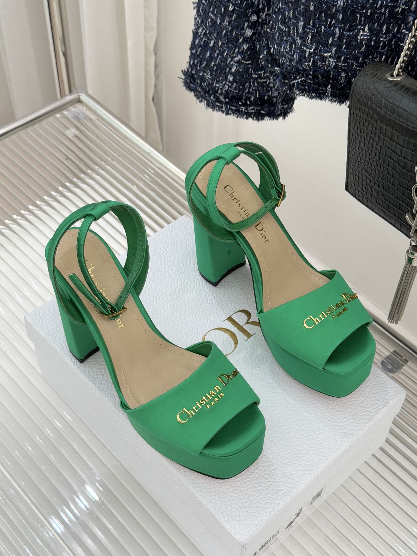 Dior26WF新品金属字母防水台高跟凉鞋D家工坊匠心演绎奢雅新章这款凉鞋堪称场合穿搭点睛之笔。甄选光泽