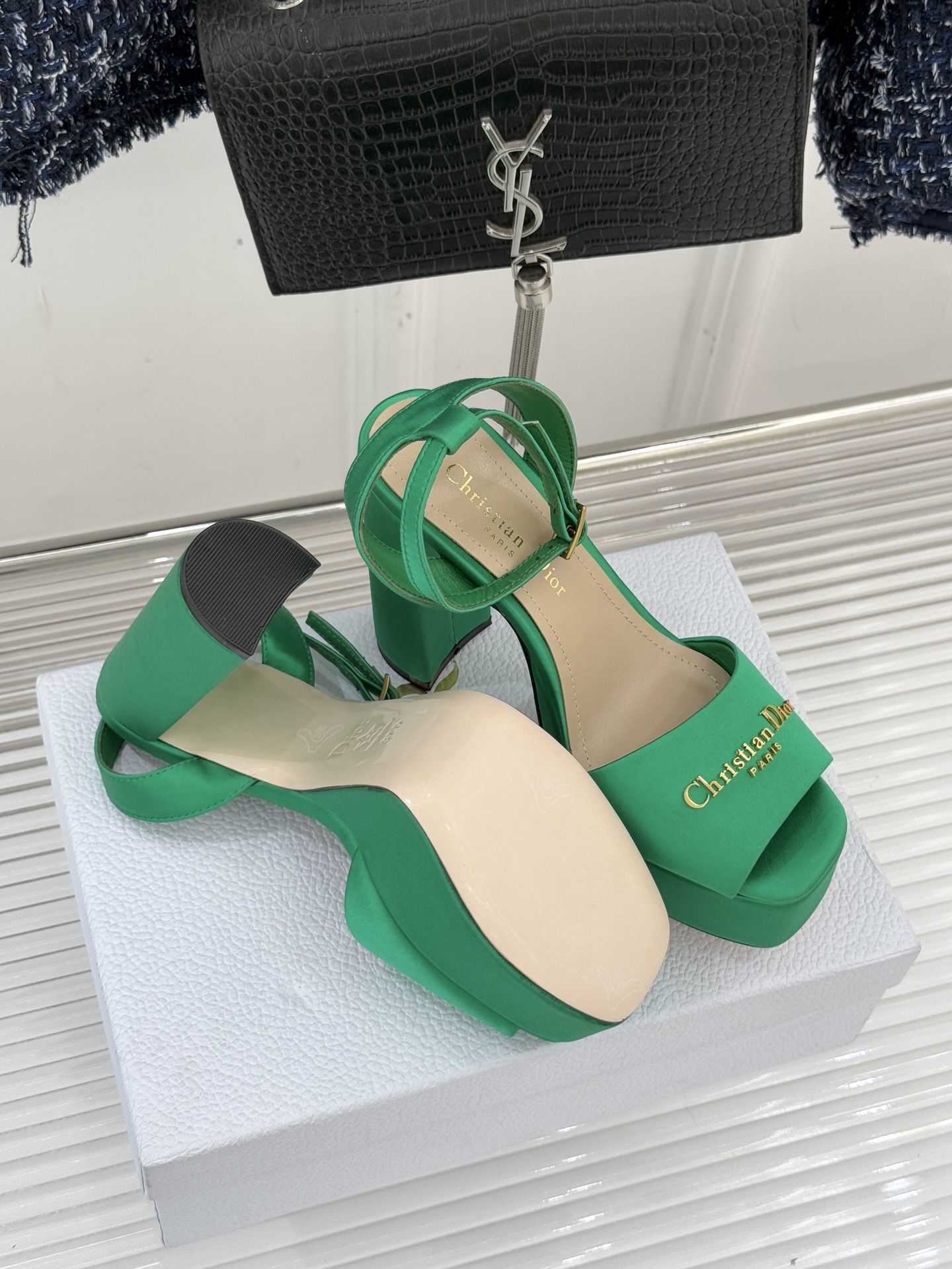 Dior26WF新品金属字母防水台高跟凉鞋D家工坊匠心演绎奢雅新章这款凉鞋堪称场合穿搭点睛之笔。甄选光泽