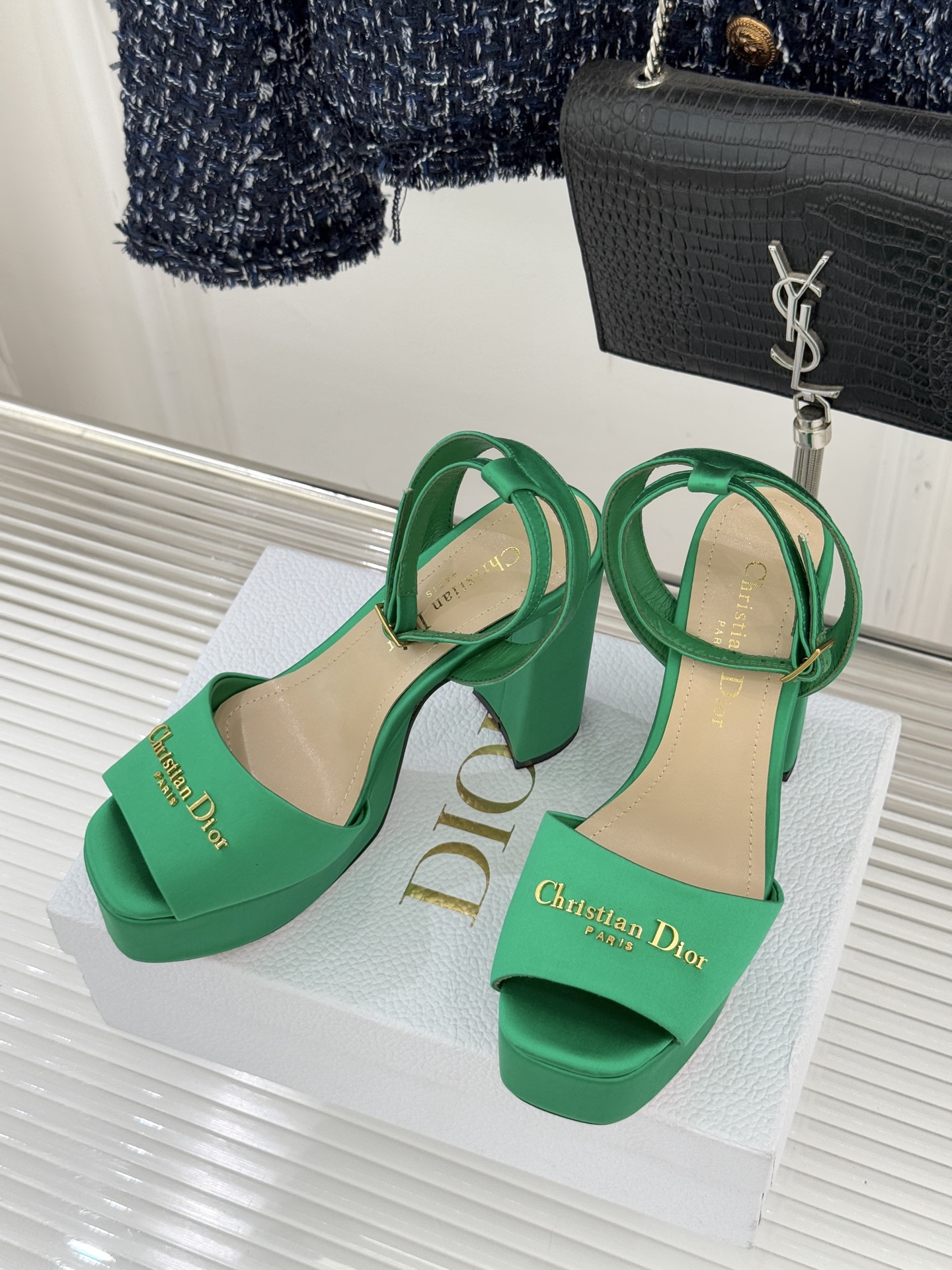 Dior26WF新品金属字母防水台高跟凉鞋D家工坊匠心演绎奢雅新章这款凉鞋堪称场合穿搭点睛之笔。甄选光泽