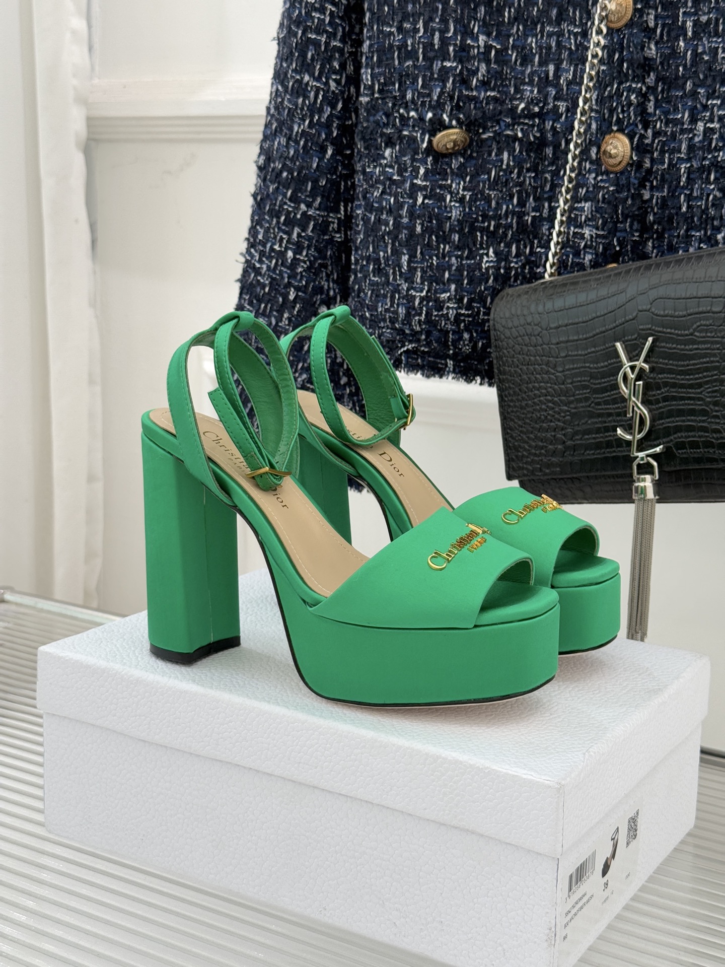 Dior26WF新品金属字母防水台高跟凉鞋D家工坊匠心演绎奢雅新章这款凉鞋堪称场合穿搭点睛之笔。甄选光泽