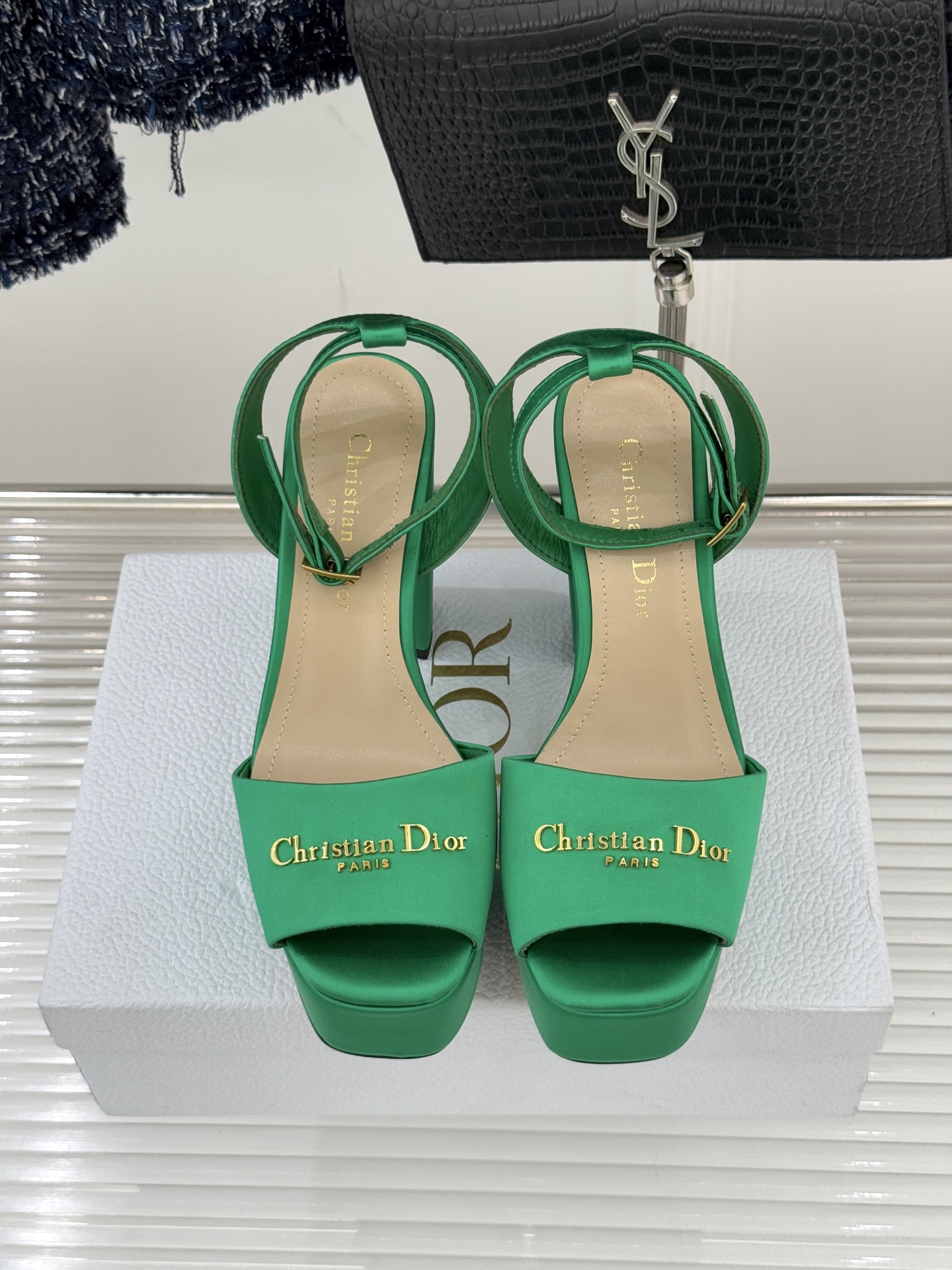 Dior26WF新品金属字母防水台高跟凉鞋D家工坊匠心演绎奢雅新章这款凉鞋堪称场合穿搭点睛之笔。甄选光泽