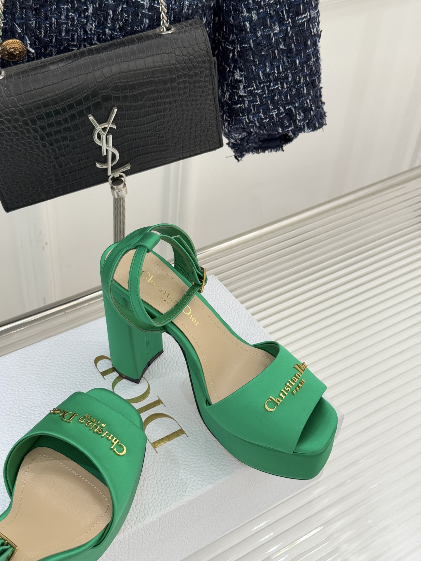 Dior26WF新品金属字母防水台高跟凉鞋D家工坊匠心演绎奢雅新章这款凉鞋堪称场合穿搭点睛之笔。甄选光泽