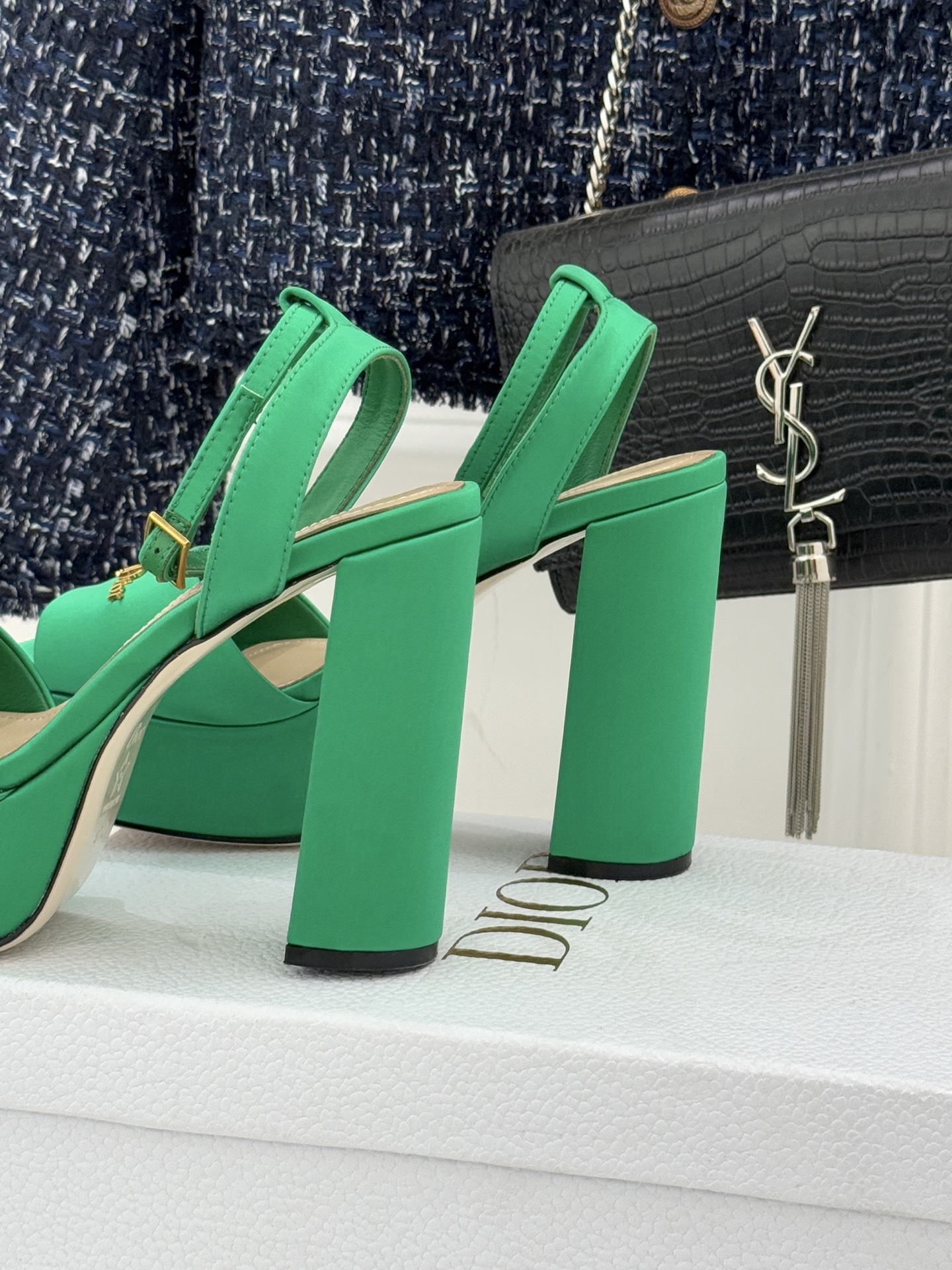 Dior26WF新品金属字母防水台高跟凉鞋D家工坊匠心演绎奢雅新章这款凉鞋堪称场合穿搭点睛之笔。甄选光泽