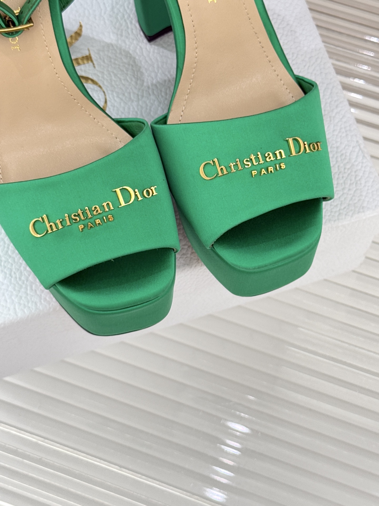 Dior26WF新品金属字母防水台高跟凉鞋D家工坊匠心演绎奢雅新章这款凉鞋堪称场合穿搭点睛之笔。甄选光泽