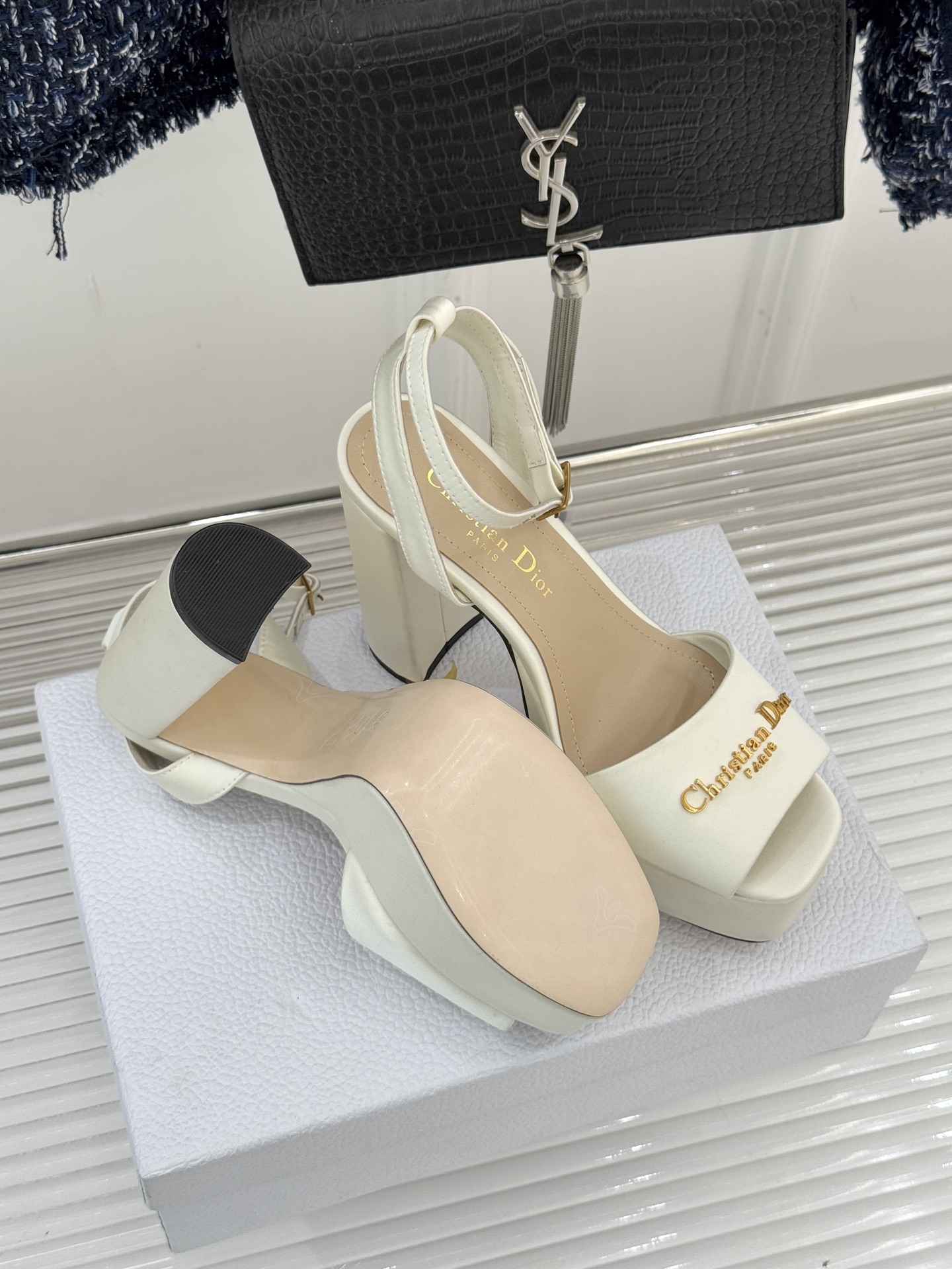 Dior26WF新品金属字母防水台高跟凉鞋D家工坊匠心演绎奢雅新章这款凉鞋堪称场合穿搭点睛之笔。甄选光泽