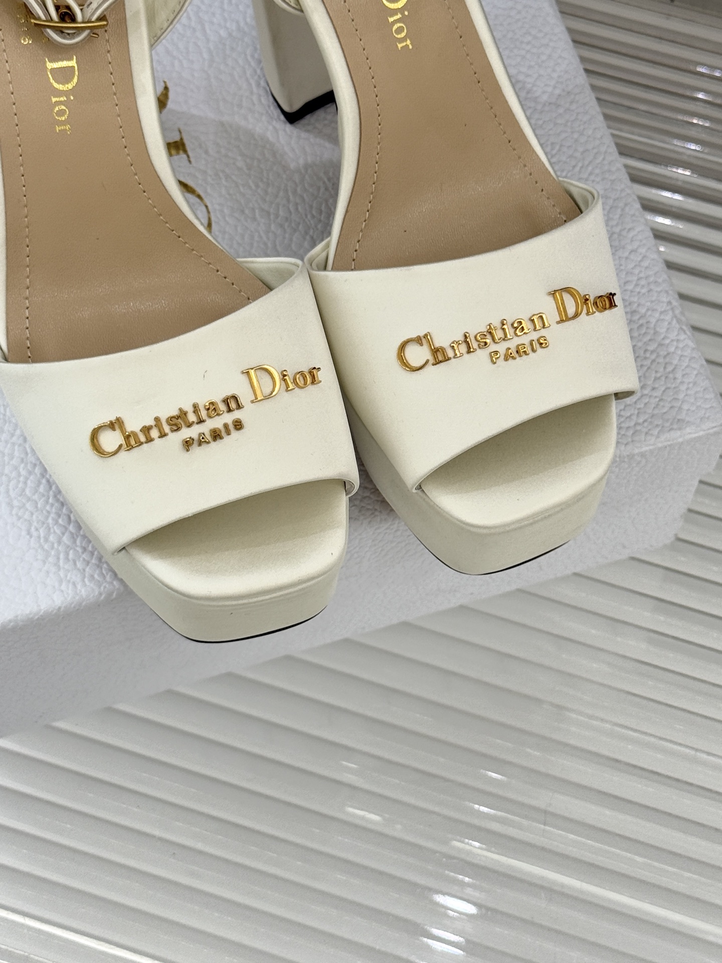 Dior26WF新品金属字母防水台高跟凉鞋D家工坊匠心演绎奢雅新章这款凉鞋堪称场合穿搭点睛之笔。甄选光泽