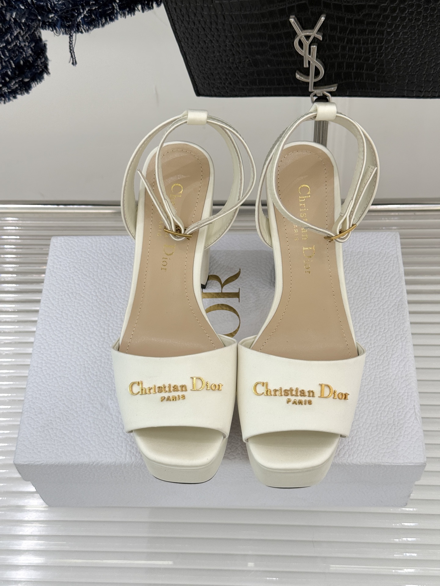 Dior26WF新品金属字母防水台高跟凉鞋D家工坊匠心演绎奢雅新章这款凉鞋堪称场合穿搭点睛之笔。甄选光泽