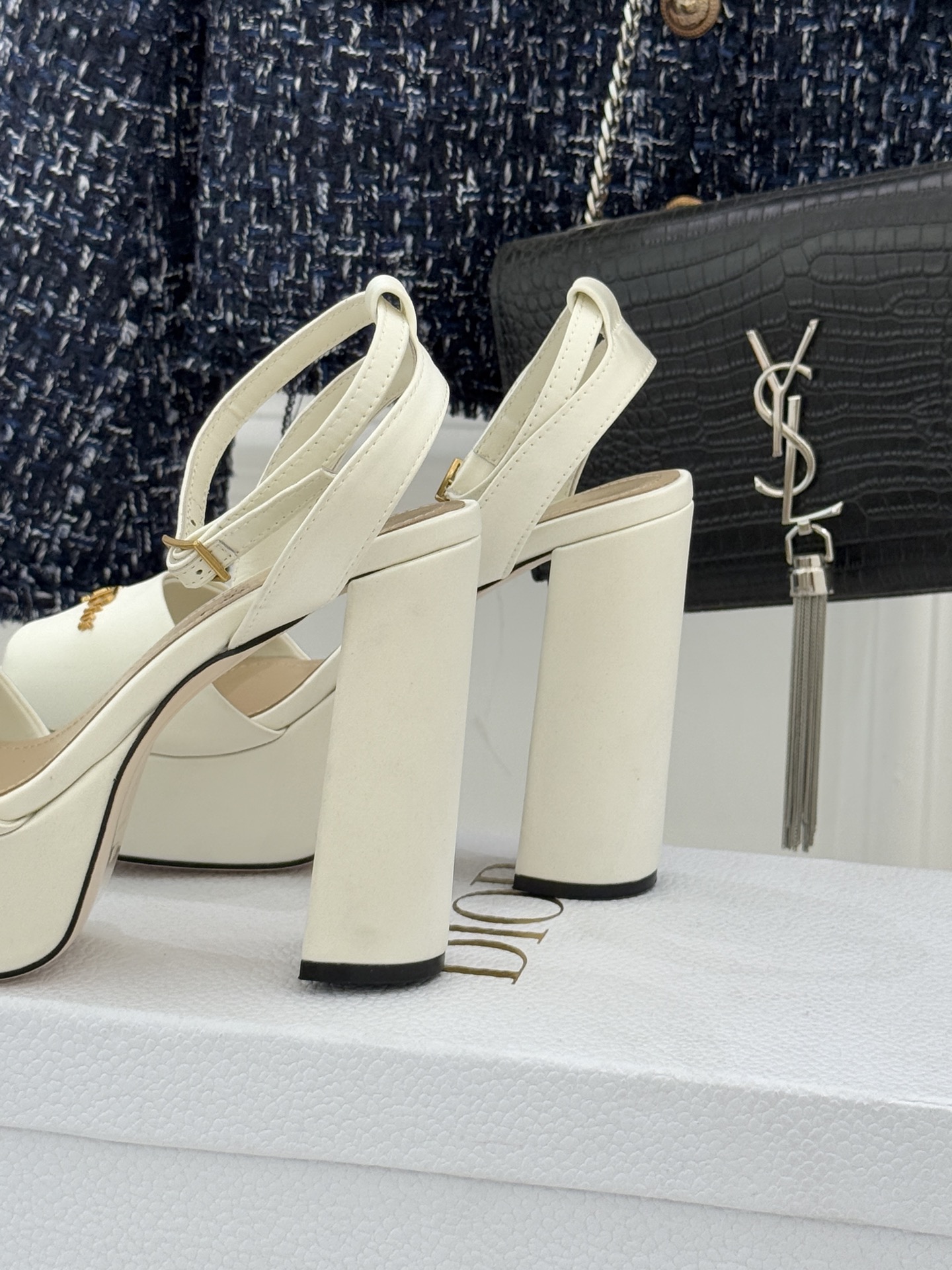 Dior26WF新品金属字母防水台高跟凉鞋D家工坊匠心演绎奢雅新章这款凉鞋堪称场合穿搭点睛之笔。甄选光泽