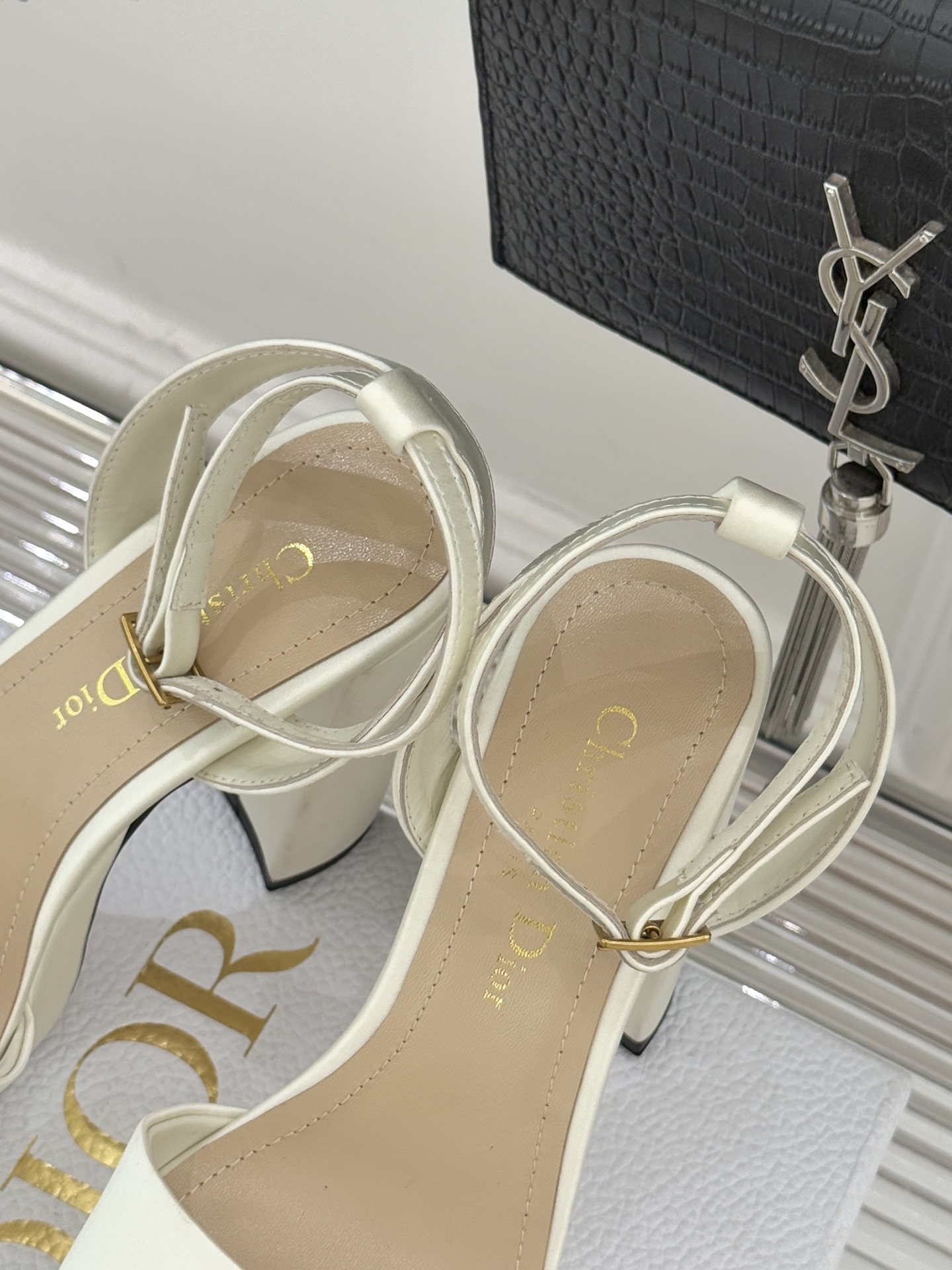 Dior26WF新品金属字母防水台高跟凉鞋D家工坊匠心演绎奢雅新章这款凉鞋堪称场合穿搭点睛之笔。甄选光泽